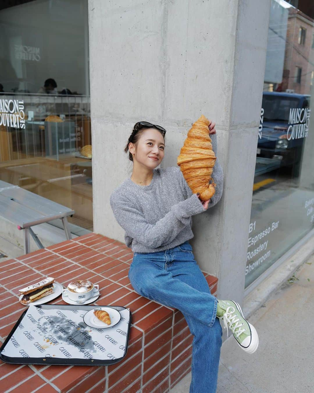 伊原葵さんのインスタグラム写真 - (伊原葵Instagram)「大きすぎクロワッサン🥐😂💕  クロワッサン好きやねんけど、ほんまにでかすぎ。笑 偽物？って聞かれたけど、本物よ！🤣 ミニサイズもついてくるセットだよー♡  見た目だけではなく、美味しいよー☝️✨  食べきれない分は、お持ち帰りできるよ！！  📍 @ouvert_seoul   #korea #Seoul #aoinotrip」11月19日 23時04分 - aoi186