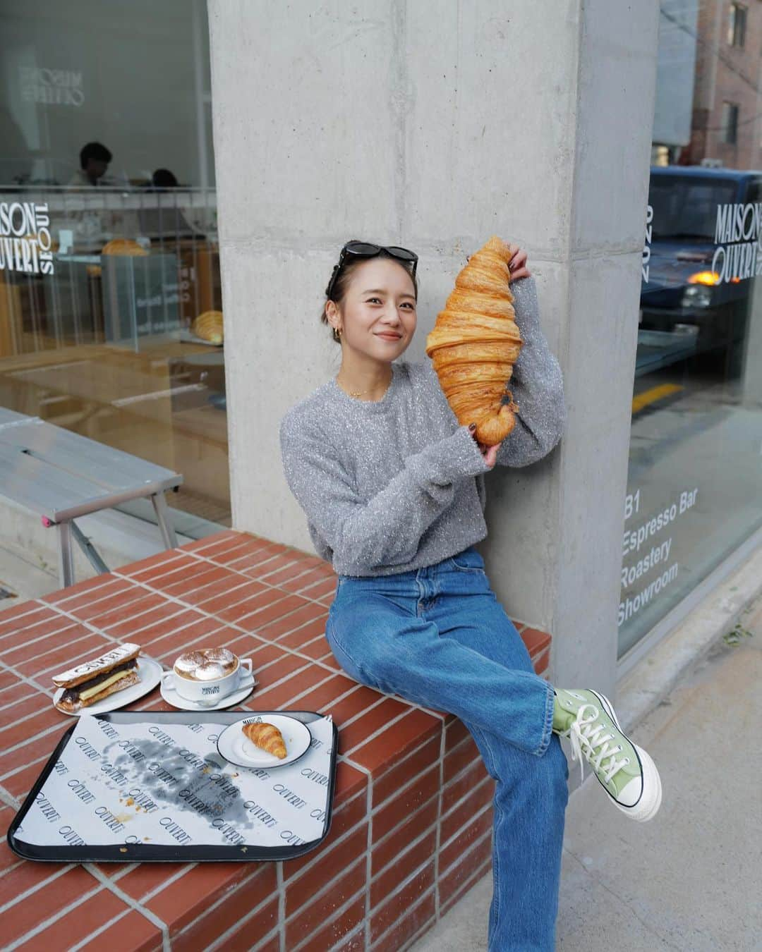 伊原葵のインスタグラム：「大きすぎクロワッサン🥐😂💕  クロワッサン好きやねんけど、ほんまにでかすぎ。笑 偽物？って聞かれたけど、本物よ！🤣 ミニサイズもついてくるセットだよー♡  見た目だけではなく、美味しいよー☝️✨  食べきれない分は、お持ち帰りできるよ！！  📍 @ouvert_seoul   #korea #Seoul #aoinotrip」