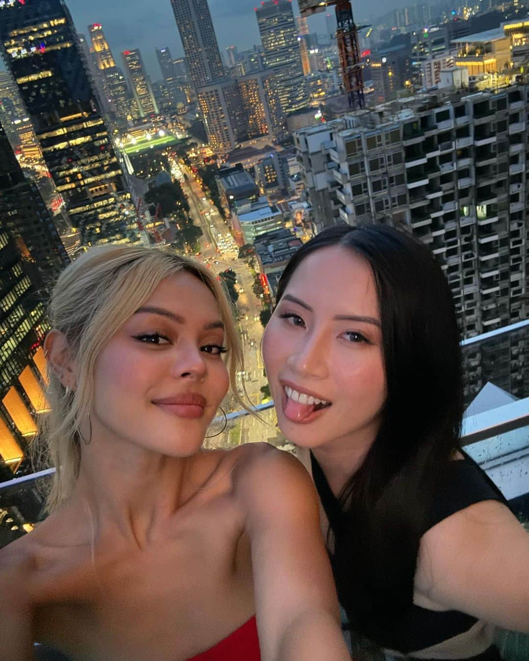 リリーマイマックさんのインスタグラム写真 - (リリーマイマックInstagram)「Thank you @revolve for having me & my bestie in Singapore we had the best time. As always 🫶🏼 shout out to @annpn_ the girl behind the camera & my care taker & long time bestie (since 2007!) 🥰」11月19日 22時56分 - lilymaymac