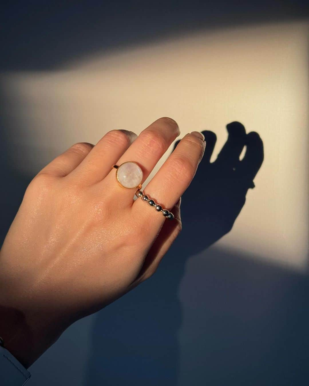 natsumi ♥︎のインスタグラム：「.  @odul.jewelry  満月のお月様をイメージしたmoon walk ring🌕 ぷっくりとしたシルエットが可愛い♡ レインボームーンストーンは 光の当たる角度によってオーロラのように見え とっても綺麗✨ 最近のお気に入りでよくつけてる🤍  1万円以下で買えちゃう天然石ジュエリーだから、 ギフトにも自分へのご褒美にもいいよね🎁 石の種類もサイズの種類も豊富だから お気に入りが見つかるはず✨  . .  #オジュール#ödül #odul #oduljewelry #ödüljewelry  #天然石 #天然石ジュエリー #リング #ring #accessory #アクセサリー」