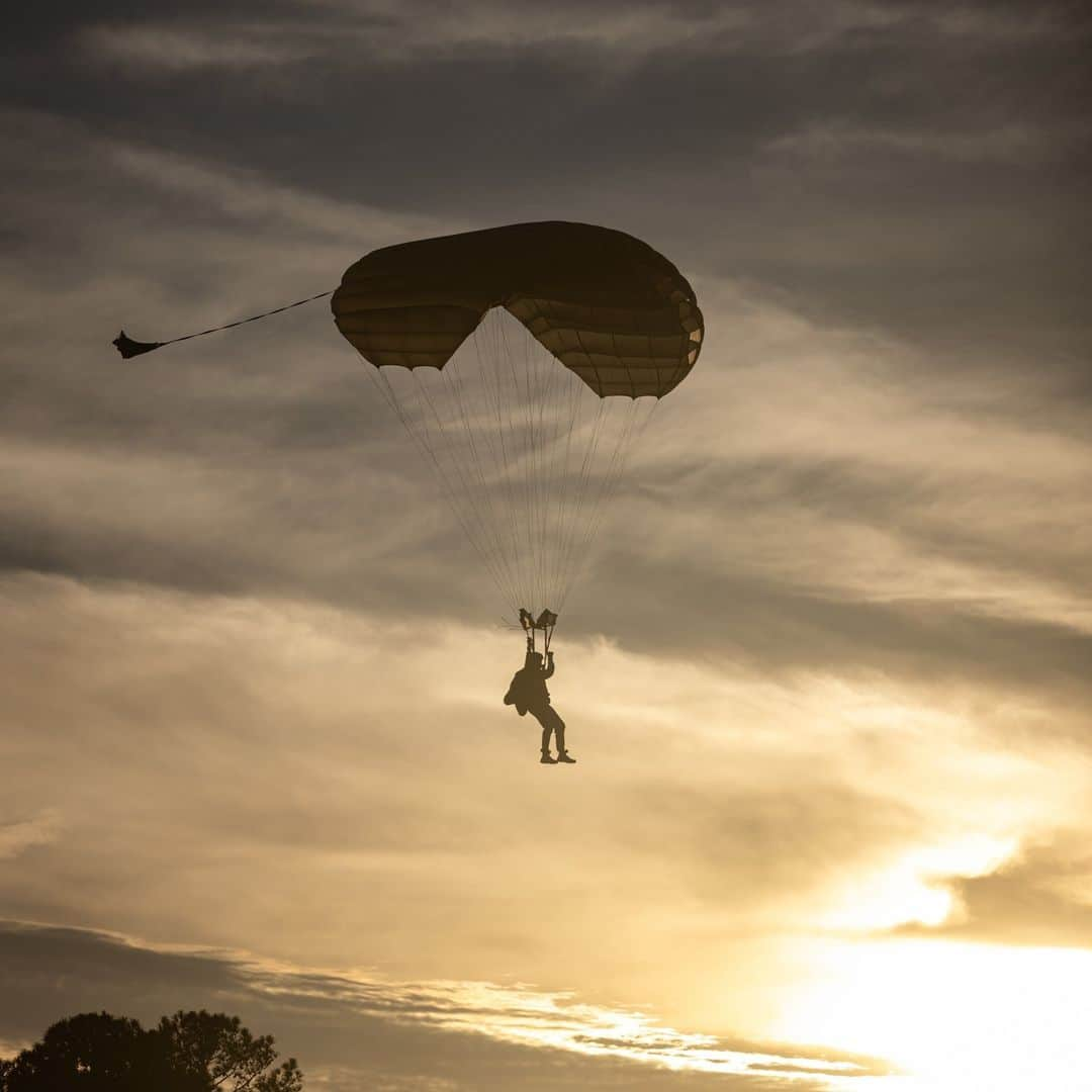 アメリカ海兵隊のインスタグラム：「Sunrise Jump 🔆   📍 Camp Lejeune, NC (Nov. 19, 2023)  #Marines with the @24meu conduct a parachute insertion during Intelligence Interoperability Exercise II.   Intelligence Interoperability Exercise II tests the integration of multiple intelligence disciplines, which will be crucial in enabling special operations forces to respond effectively to diverse and evolving threats while underway with the 24th MEU.   📷 (U.S. Marine Corps photo by Lance Cpl. Ryan Ramsammy)  #USMC #MarineCombatArms」