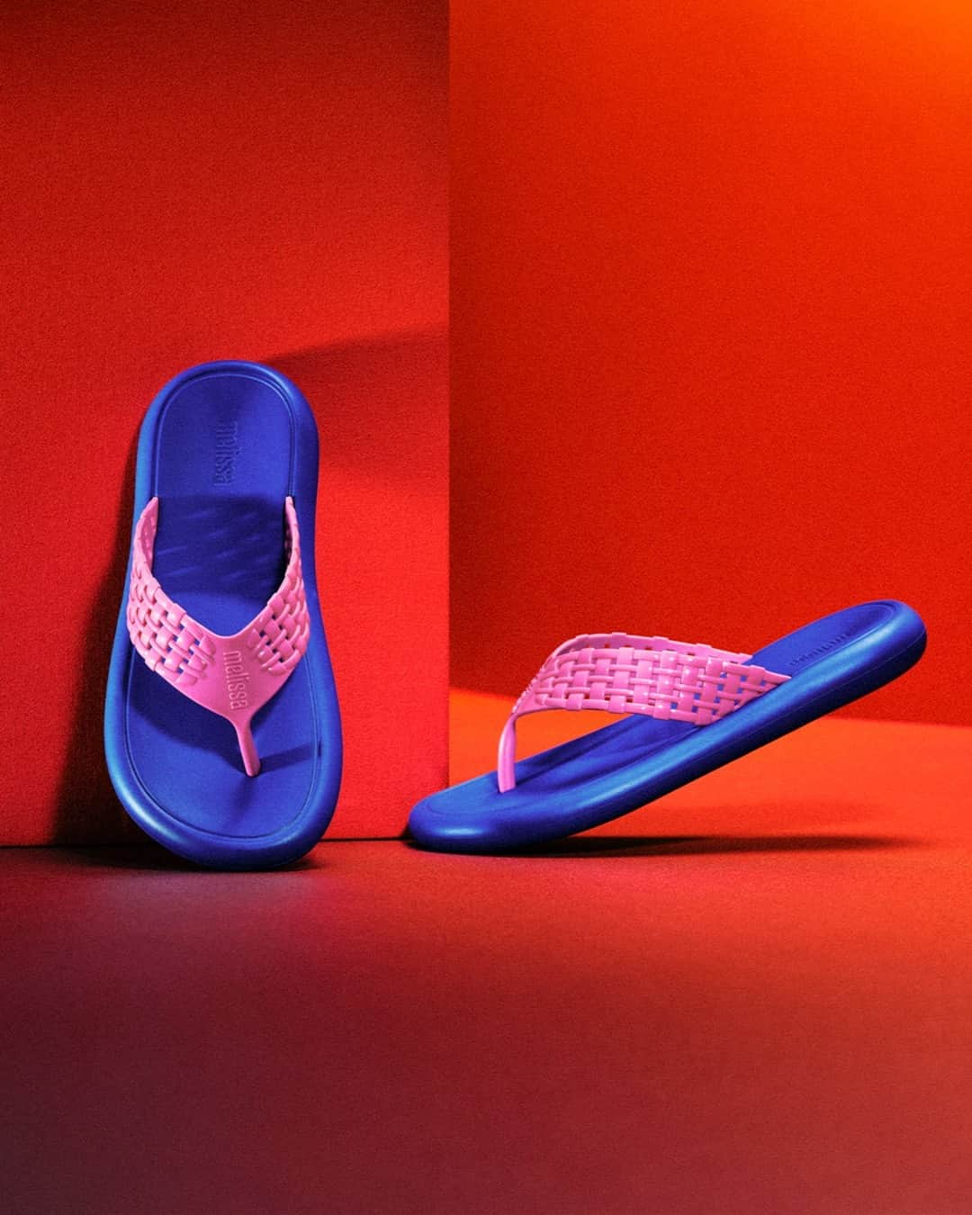 メリッサのインスタグラム：「🔍 Dando aquele close certeiro na minha #MelissaPossessionFlipFlop! Superleve, cheia de estilo e que promete ser o seu O hit do verão. ☀️⁣ Disponível na loja virtual e #ClubeMelissa ✌🏻」