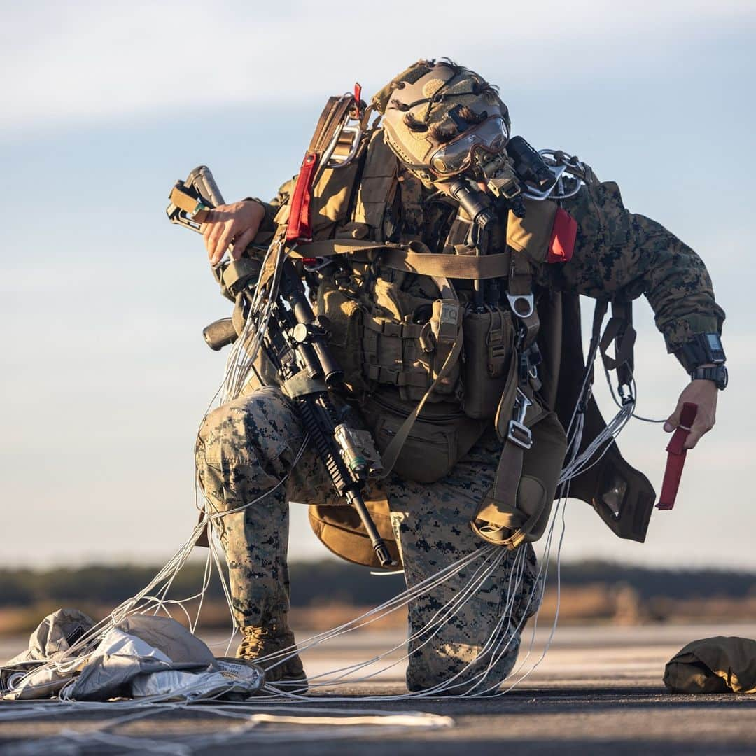 アメリカ海兵隊さんのインスタグラム写真 - (アメリカ海兵隊Instagram)「Sunrise Jump 🔆   📍 Camp Lejeune, NC (Nov. 19, 2023)  #Marines with the @24meu conduct a parachute insertion during Intelligence Interoperability Exercise II.   Intelligence Interoperability Exercise II tests the integration of multiple intelligence disciplines, which will be crucial in enabling special operations forces to respond effectively to diverse and evolving threats while underway with the 24th MEU.   📷 (U.S. Marine Corps photo by Lance Cpl. Ryan Ramsammy)  #USMC #MarineCombatArms」11月19日 23時00分 - marines