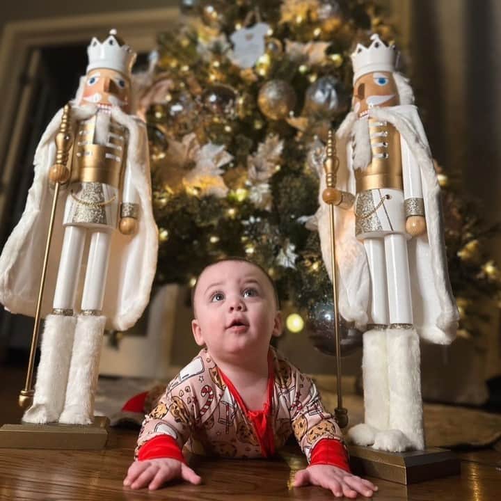 Despierta Americaのインスタグラム：「El hijo del periodista #EdwinPitti es el más feliz con la llegada de la Navidad. 🎄🌟😍    📸: edwinpittitv」