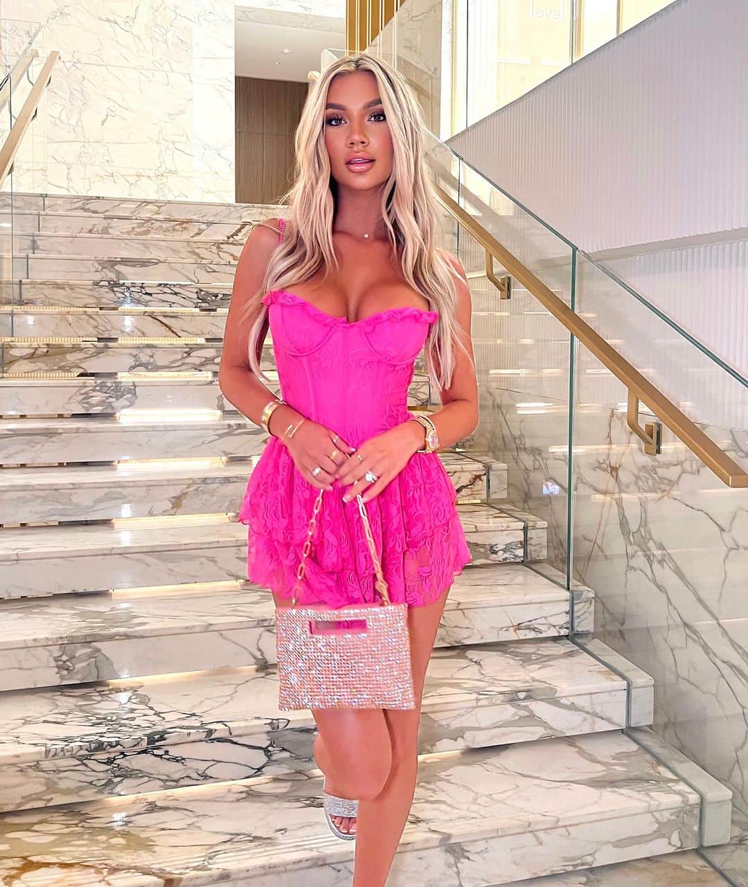 Alexa Collinsのインスタグラム：「pink makes me happy 🫶🏼」