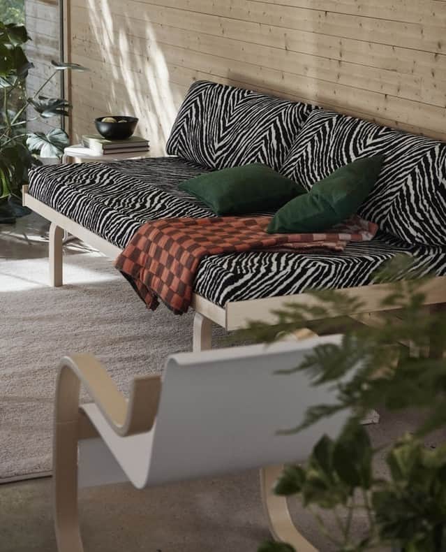 Artekのインスタグラム：「Go from the sofa to the bed instantly 🛋️🛌⁠ ⁠ The perfect Day Bed 710 models the strength, simplicity, and versatility of Aalto’s L-leg family. The bentwood legs and slatted frame combine to provide a sturdy, lightweight structure that can be moved as necessary. ⁠ ⁠ Learn more about the Day Bed 710 in our link in bio.」