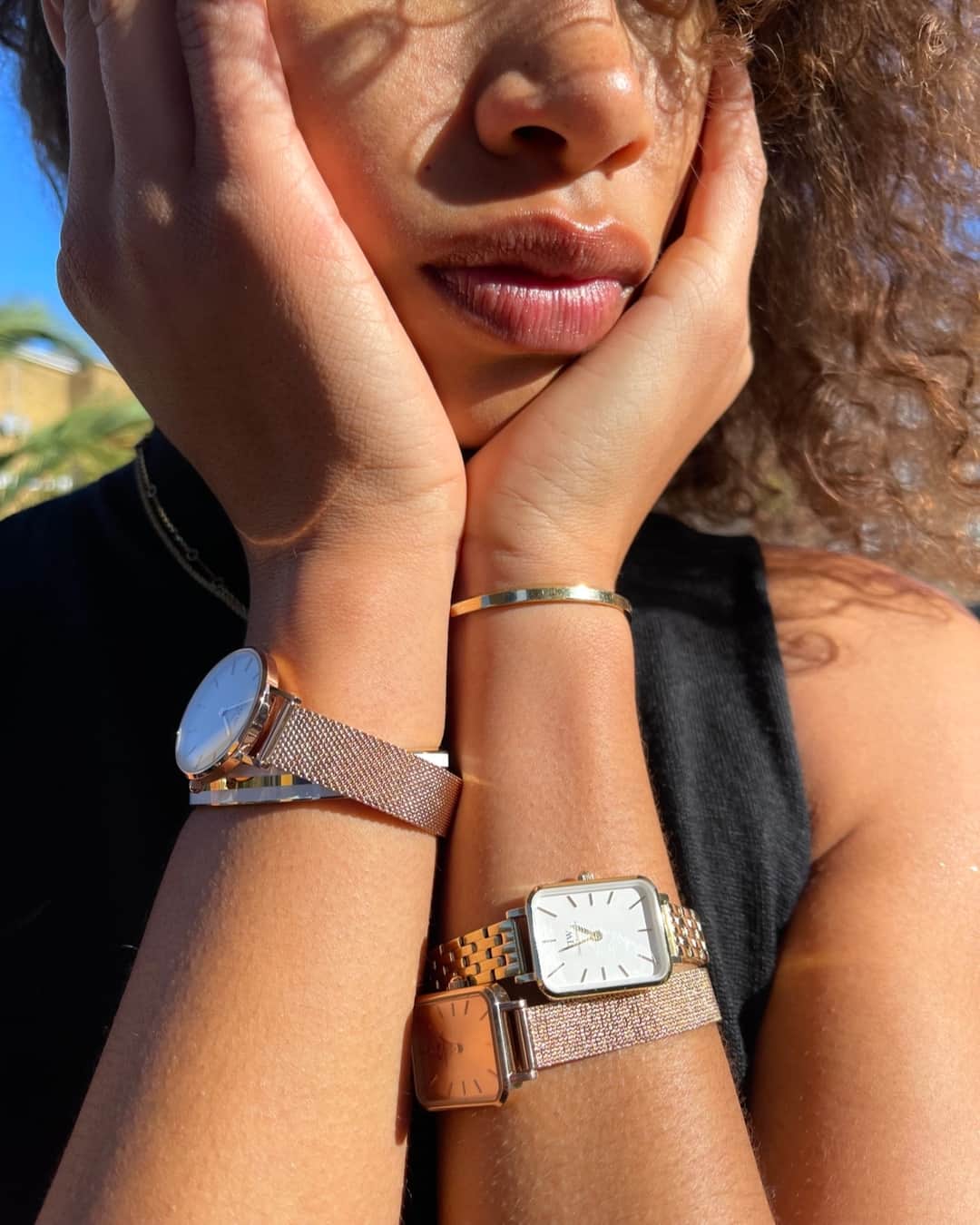 ダニエルウェリントンのインスタグラム：「'Cause one watch is never enough (and we live for that) @samiralorene ✨ Shop all the Black Friday deals* via the link in bio⁣ *We have different offers and different timings for our different markets, it can be confusing sometimes – we understand that!  We recommend you keep an eye on the website for your market and to sign up for our newsletter to get the latest updates on our campaigns and offers. ❣️」