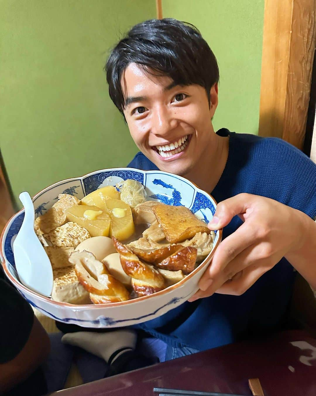 池田航さんのインスタグラム写真 - (池田航Instagram)「金沢おでんって知ってる！？😍🍢 寒くなったらおでん食べたくなるのよねぇ🍢💓  ということで、明日からZIP！ 旅するエプロンは 石川編！！  お楽しみに✨️  今日も素敵な食材と暖かい現地の方達との出会いに感謝💓   次回もお楽しみに☀️  朝お仕事で見られない方に、旅するエプロンTikTokが開設されました！ 【旅するエプロン】でTikTok検索すれば見られます✨️ ぜひフォローよろしくお願いいたします😍  #ZIP #旅するエプロン #スピッツ #Spitz #ZIPファミリー  #水卜麻美 さん  #池田航  @kohcooking」11月19日 23時01分 - kohcooking