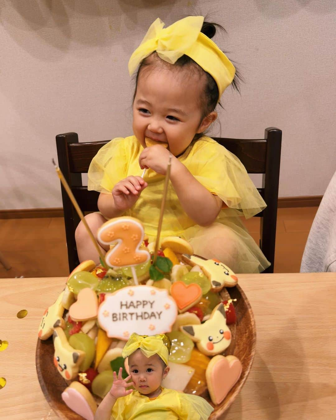 宮城舞のインスタグラム：「我が家のお姫様👸🏼 ぷにゅたんこ👧🏻 2歳生誕祭🎉🎉🎉❤️❤️❤️❤️  偶然、家族がみんな予定空いてて 全員集まってくれたの🥹🥹🥹  そんな2歳になったぷにゅ子は おしゃべりが上手で 3語4語と繋げられるのも わりかし早くて 伝えたい事を自分の口から 伝えられるのと こちらが言ってる事も 理解できているので 2歳前に イヤイヤ期MAXは 終わったかな〜という感じです👧🏻(多分)  しかーし 本当に気分屋で 機嫌が悪い時は 誰も構ってはいけないという ルールがありますwww  自分で気持ちが落ち着くまでは 誰も受け入れないけど 切り替えも上手で ずっと引きづる事はないタイプ。 ここは私に似たかもwww でも、どこでスイッチが入るかは 未だ迷走中w🏃‍♀️  女の子は育てやすいと よく聞きますが 兄の時とはまた違う大変さがあり 楽な部分もあって 面白いなぁと感じてます♡  最近は、劇的に 女子になって おままごと、赤ちゃんのお世話ごっこ(実際の赤ちゃんもラブ) "ママみたいになりゅ"とメイクをしたがったり 本当にかわゆいでしゅ☺️☺️☺️  兄も優しいので とても愛されてて 末っ子っぽいけど 兄にも叱ったりしてて 小さいお母さんになってますw  もちろん兄妹喧嘩もするけど 最近は見守ってます😂  2人目はあっという間というけど 産後からまだ2年しか経ってないのかぁと 思ったり、もう2年かとも思ったり、、、  とにかく、必死に毎日 過ごしてるので 子供の成長を少しでも 見逃さないように これからも愛し続けます☺️❤️❤️❤️  ママのところに来てくれて また、一年 元気に育ってくれてありがとう🥺  大好きだし 愛してるし 宝物だよ✨✨✨  2歳のお誕生日おめでとう👧🏻🤍🤍  ケーキは @sotarte_ でオーダー🥧 みんな美味しいって即売り切れ♡  そこにクッキーを 毎年お願いしている @anna0407s にオーダーしました♡ ぷにゅ子は 好きなキャラクターがまだないんだけど 買ってもらったピカチューのぬいぐるみが 好きなので、ピカチューにしてみました💛  なので、ぷにゅ子のドレスも黄色💛  バルーンはAmazon🎈  料理はぷにゅ子が好きな 唐揚げ 焼きそば 餃子という 見事に茶色いオンパレード🤎  準備は大変だけど 本当に幸せな時間だった😌😌😌  #2歳のお誕生日 #女の子2歳バースデー  #姪っ子たんがぷにゅ子のロンパース着てて激萌え」