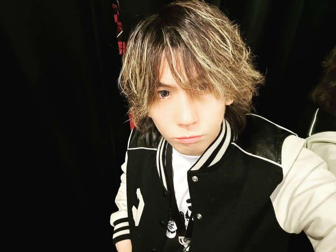 TAKUMA のインスタグラム：「やってきました！ 大阪トークイベント✨  なんとカラオケで2位になったよ💪  たんさんおめでとう💎🔥  応援ありがとうございました✨  次は1位を目指します💋  ネクストワンマン 11月24日(金)ESAKA MUSEワンマン お待ちしております💎✨  それでは  ほなっち💎✨  #たんさん #ギルド #大阪」