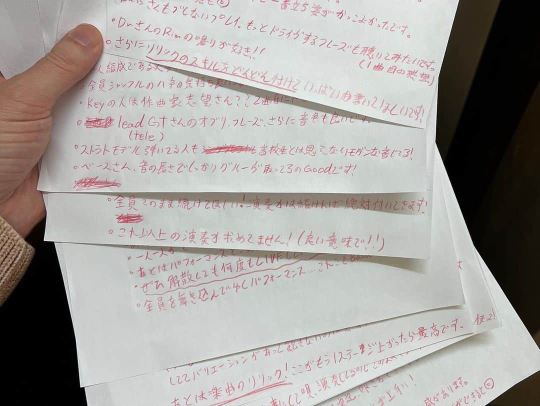 ミトさんのインスタグラム写真 - (ミトInstagram)「・ ・ 第11回 #とよさと軽音楽甲子園 終了！  今年も私クラムボン ミトが特別審査員として参加しました  毎年レベルが上がるこの大会も11回目…  エントリーした10組のほとばしる個性に  何度も鳥肌が立ちました。  儚い高校生活をフル活用して得たスキル、  それが客席に届く瞬間のカタルシスは  何物にも代え難い感動です。  改めてお疲れ様でした！！  #とよさと軽音楽甲子園」11月19日 23時02分 - micromicrophone