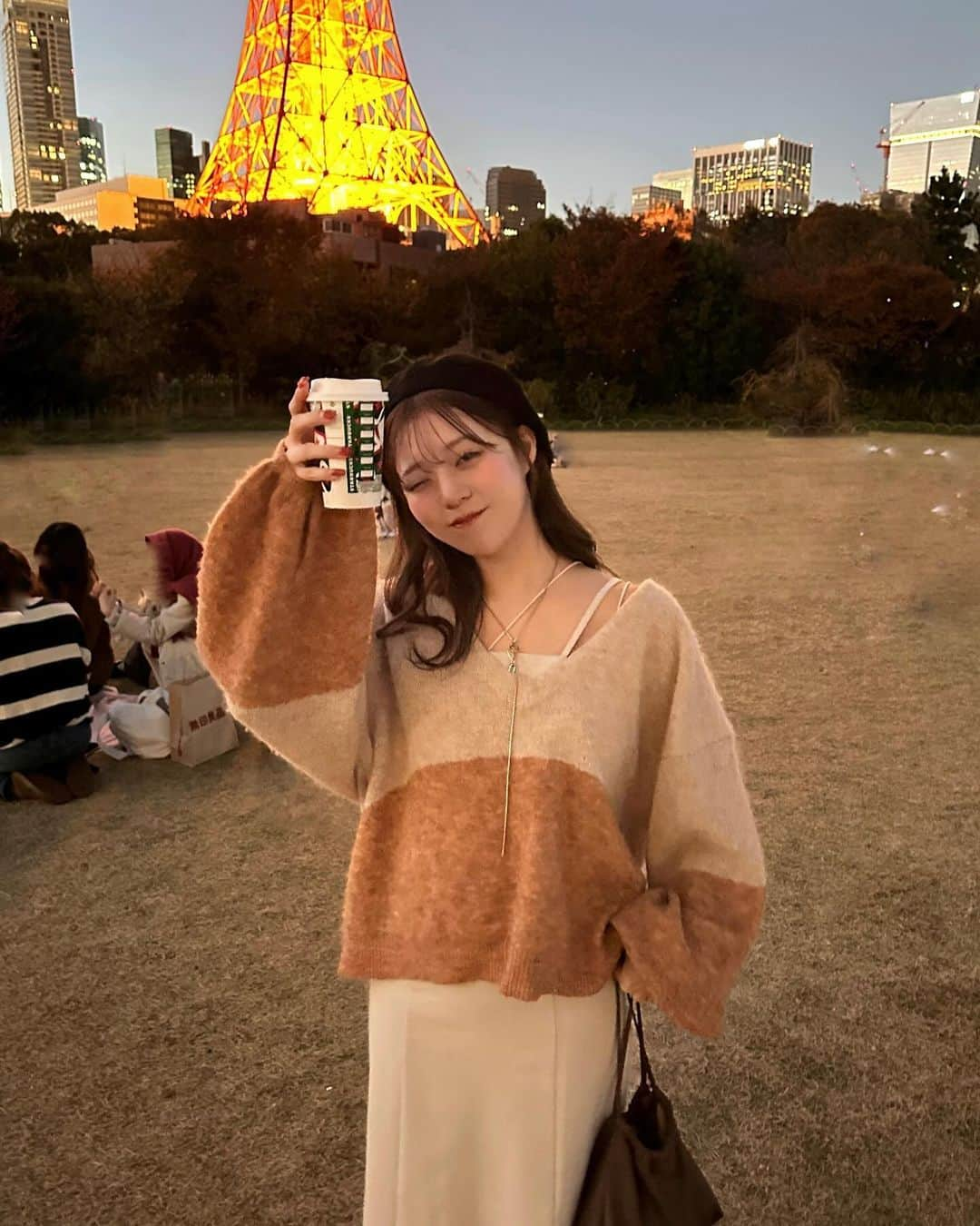 みなまつのインスタグラム：「夜の芝公園、オレンジ色にきらきらしてた🗼✨ ⁡  #code」