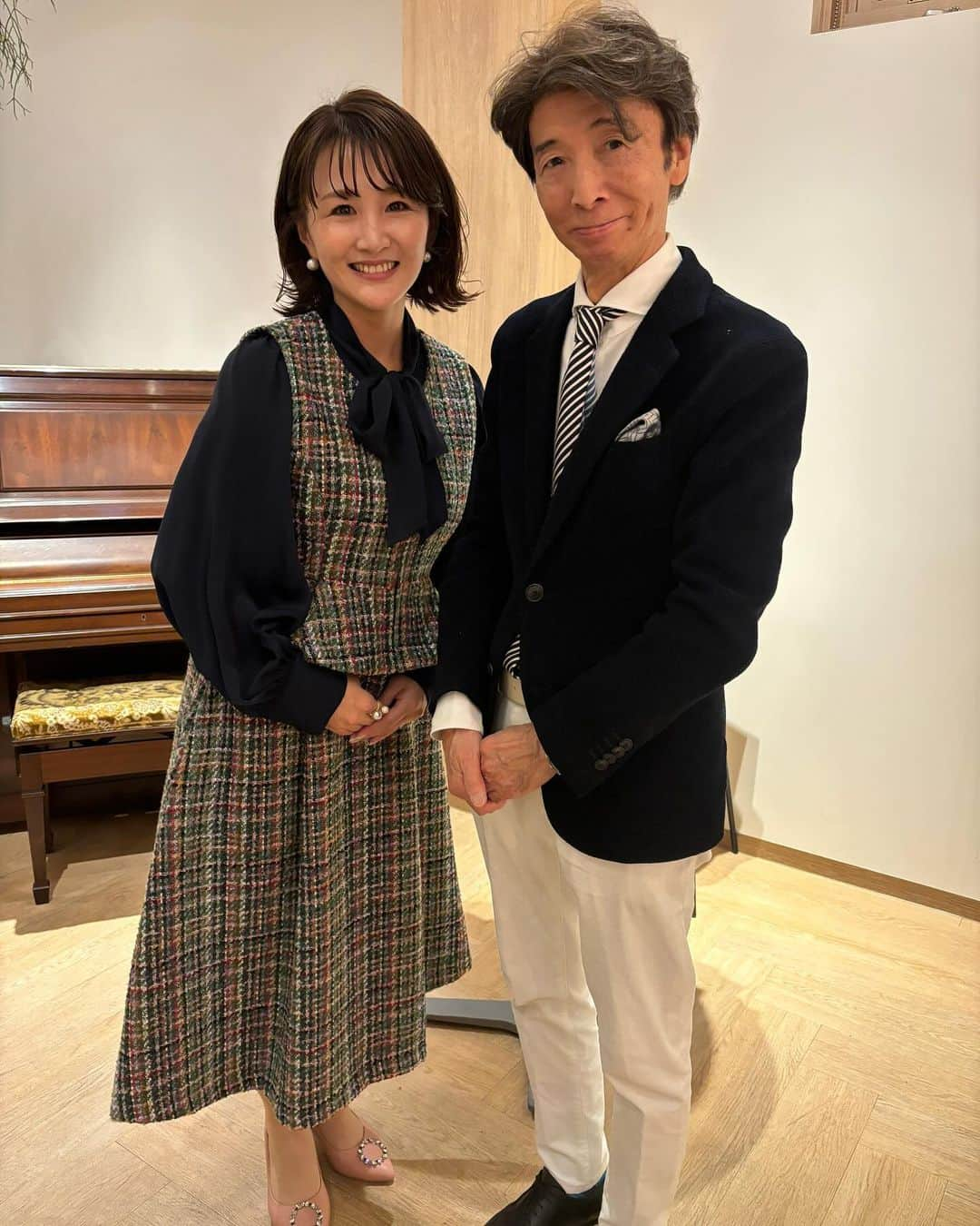 花音舞さんのインスタグラム写真 - (花音舞Instagram)「感謝を込めて…💓  わたせ先生のトークショーにゲスト出演させて頂きました✨ お越し下さいました皆様、本当にありがとうございました♪  わたせ先生の愛溢れる絵の世界と宝塚に共通する話題や、作品を曲から連想するワークショップなんかも出来たりして、色々な発見のある楽しいお時間となりました💓  わたせ先生の絵は色んなアイノカタチが描かれていて、見ているとラブストーリーが思い浮かんだり、happyな気持ちになるんです♡  わたせ先生の作品を朗読させて頂いたり、アイノカタチのお歌もお届け出来て幸せいっぱいです🥹🙏  あたたかくお見守り下さいましたお客様本当にありがとうございました✨ わたせ先生もとっても素敵な方で、色々学びの多いステキな時間となりました🥹✨ そして素敵な演奏をしてくださったジュネストリオの皆様とご一緒させて頂けて幸せでした💛 Applefarmの皆様の皆様と夕陽ヶ丘食堂の皆様の協力なサポートにより最高に楽しいひとときとなりました🥹🙏 @applefarm_gallery   全ての皆様に感謝の気持ちで一杯です🙏  花音舞  #わたせせいぞう  #わたせせいぞうギャラリー  #applefarm  #ジュネストリオ  #夕陽ヶ丘食堂  #トークショー  #朗読 #アイノカタチ   お衣装 #リュヌエソレイユ #宝塚  #花音舞」11月19日 23時12分 - mai_kanon_official