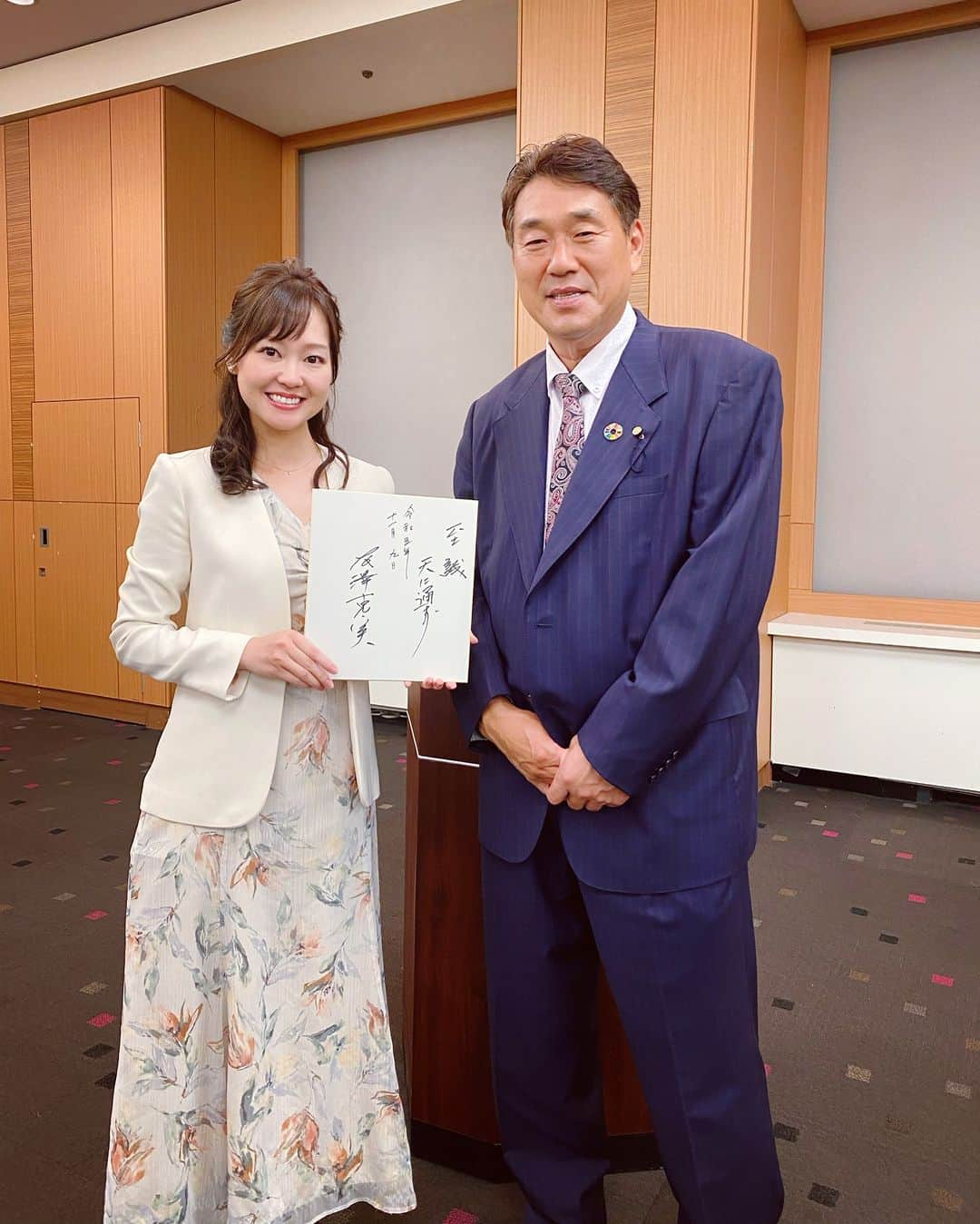 樋田かおりのインスタグラム：「広澤克実氏の講演会💐司会へ🎤 「名将に学ぶ！野村・長嶋・星野監督に学ぶ」と題して ご講演いただきました。  プロ野球史上、巨人・阪神の両球団で4番を務めた唯一の選手の広澤さん。野村監督、長嶋監督、星野監督とタイプの違う指揮官の下でのプレー経験から、様々なリーダーシップの在り方を学ぶことができる講演会👏  臨場感溢れる緩急自在な語り口も魅力的でした🎤💋✨  #広澤克実 さん #ヤクルト #阪神 #巨人 #野村克也 氏 #長嶋茂雄 氏 #星野仙一 氏 #監督 #リーダー  #リーダーシップ #解説者 #講演会 #話し方 #野球 #司会 #ウグイス嬢  #アナウンサー #司会 #女子アナ #女子アナ広報室 #トークナビ #野球選手 #プロフェッショナル」