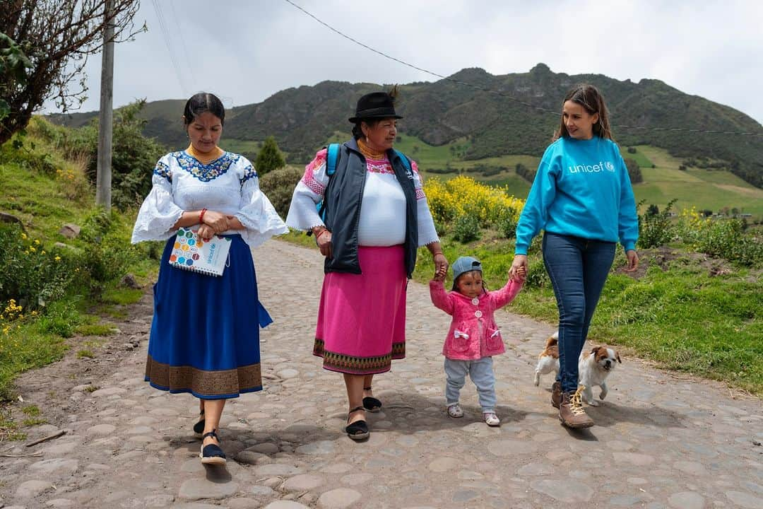 unicefさんのインスタグラム写真 - (unicefInstagram)「This #WorldChildrensDay we thank every person doing everything in their power to protect children and their rights, even in the most impossible situations.   #ForEveryChild, hope.   © UNICEF/UN0678997/Oo © UNICEF/UN0484896/Pouget © UNICEF/UN0692759/Arcos © UNICEF/U.S. CDC/Unique Identifier/Nelson Apochi Owoicho © UNICEF/UN0648739/Njiokiktjien」11月19日 23時05分 - unicef