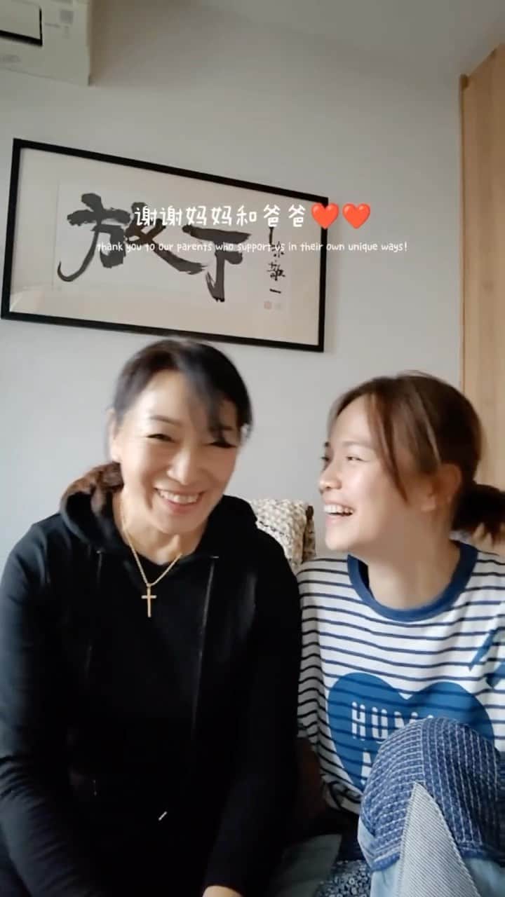 フェリシア・チェンのインスタグラム：「My mom-in-law came to town recently. Jeffrey happened to be out of town for a few days. Honestly, i was a little nervous at first.😬😬😬 I had never spent time alone with my mom-in-law under one roof. Super thankful for how things turned out. We had diff convos, some more heartfelt, others really mundane stuff. I felt her support for Mingjie for the arts (since he was a kid) to be refreshing. So, am sharing some of her views with you! #convoswithmymil   #婆媳之间的对话  最近家婆来新，鸣杰刚好出国几天。我第一次和家婆独处。坦白说，一开始我有点紧张。因为平时鸣杰都会在，还一度担心会不会尴尬😅 感恩这段时间有机会谈心，也谈了生活中的琐事。喜欢家婆从小支持鸣杰追求梦想，和你分享她的一些想法。纯属个人分享，仅供参考。❤ #玲听」