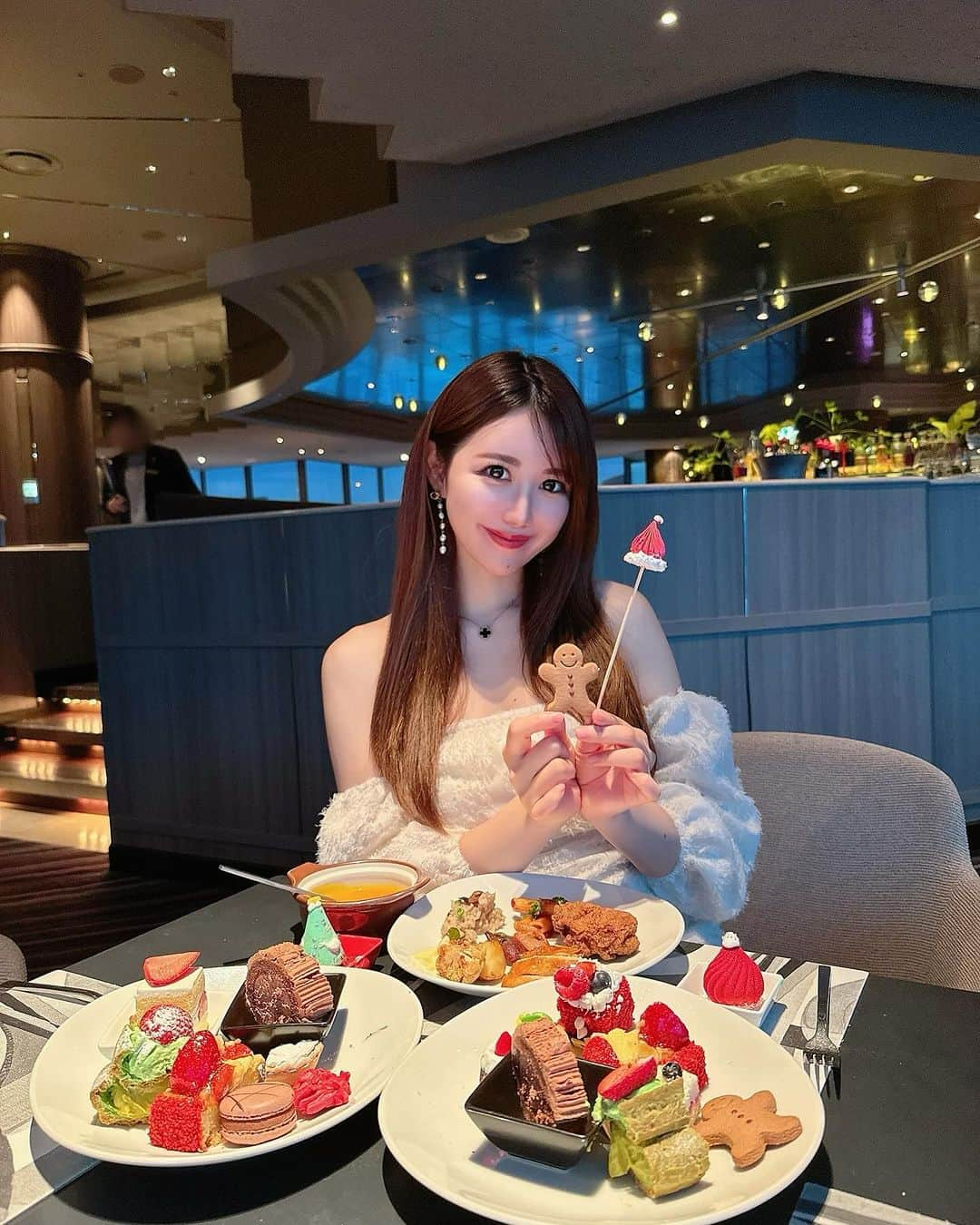 ayaさんのインスタグラム写真 - (ayaInstagram)「＼スイスホテル南海大阪🇨🇭／ ⁡ @swissotelnankaiosaka_official から 可愛い美味しいクリスマスケーキが予約スタート🎂 ⁡ 今年はホームパーティでもホテルグルメを楽しめる フライドチキン🍗等のテイクアウトも登場☺️🎉 ⁡ クリスマススイーツの焼き菓子やクッキーは 手土産にもぴったり🍪💗 ⁡ 色々試食させてもらったけど本当にどれもおいしかった🥺✨ ⁡ クリスマスランチブッフェも12月22〜25日限定で 開催されるのでお早めに予約してね📲 36階からの景色も素敵やし何度も来たくなる🥰🍽️ ⁡ クリスマスの予定そろそろ考えなきゃね〜🎂🎅 ⁡ #スイスホテル#PR#ホテルランチ#大阪ホテル#スイスホテル南海大阪 #クリスマス#クリスマスケーキ予約 #クリスマスケーキ2023 #クリスマスパーティー」11月19日 23時05分 - aya.v_v.ka