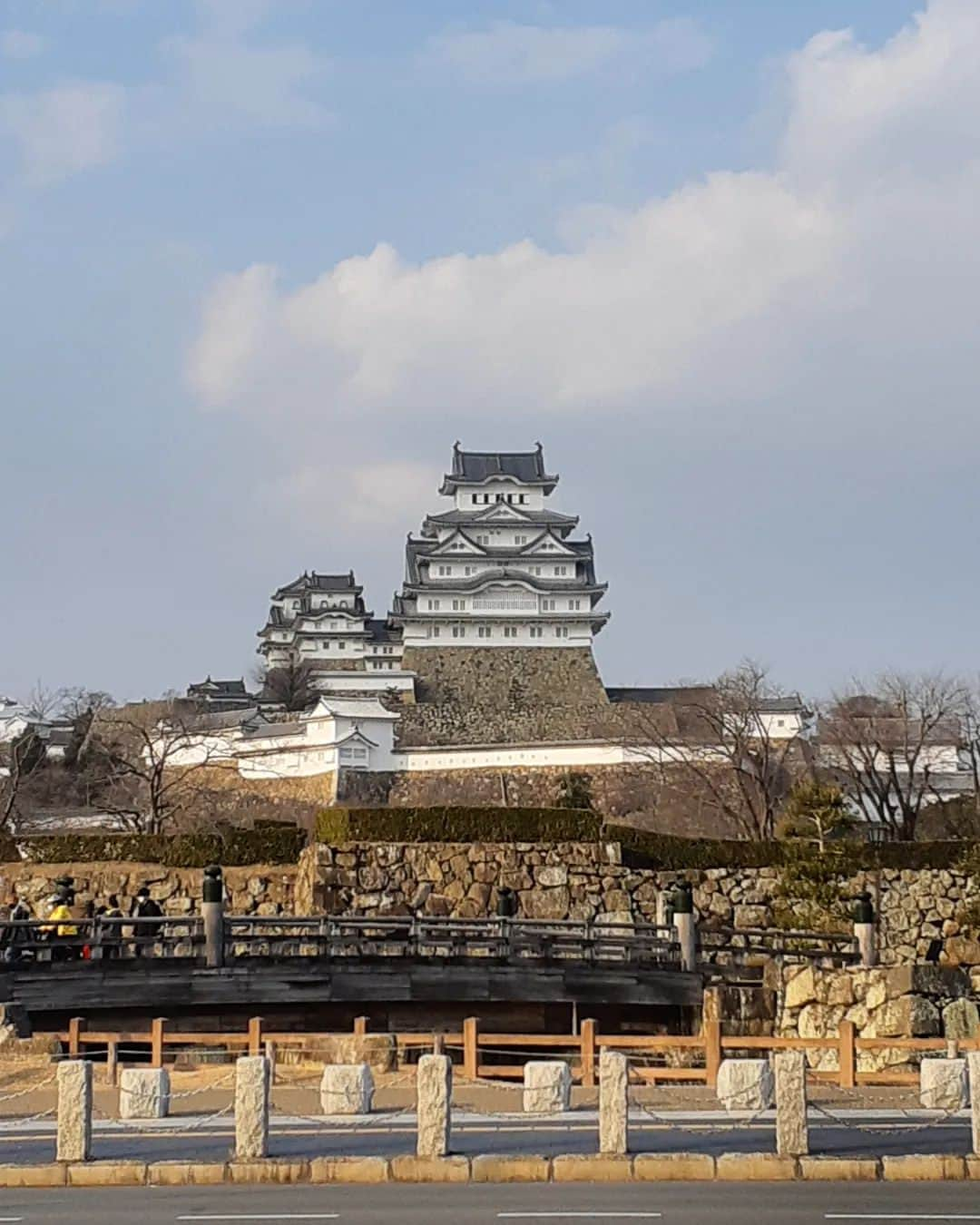 黒坂真美さんのインスタグラム写真 - (黒坂真美Instagram)「友と姫路城に参る！🏯  ずっと見てきた姫路城 子供の頃は正直ピンとこなかったけど 大人になると見惚れてしまう 刺繍の様に繊細で美しい。  天守閣に登る途中で 休憩の１コマ🤍  お饅頭みたいな丸い顔で 登ってごめんなさい🤍姫路城  #黒坂真美 #kurosakamami #姫路城 #himejicastle  #世界遺産 #一号 #worldheritage #姫路 #himeji #hyogo #castle #japan #🏯 #🇯🇵」11月19日 23時06分 - mamikurosaka_official