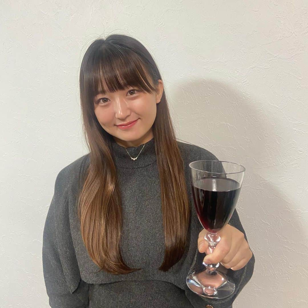 上野貴穂さんのインスタグラム写真 - (上野貴穂Instagram)「. 皆さん今週もお疲れさまでした😊🔥  父がボージョレ・ヌーヴォを買ってきてくれたので それで乾杯🍷  遅くなっちゃってごめんね😖 お酒でもお茶でもコーヒーでもジュースでも！ 皆さんもよかったらコメント欄で一緒に乾杯してね👍 せーの！乾杯〜🥂✨」11月19日 23時09分 - kiho_ueno