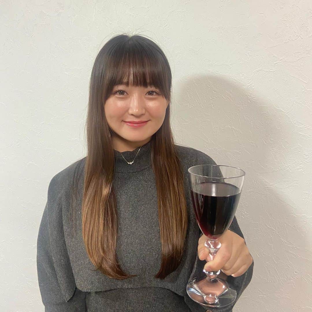 上野貴穂さんのインスタグラム写真 - (上野貴穂Instagram)「. 皆さん今週もお疲れさまでした😊🔥  父がボージョレ・ヌーヴォを買ってきてくれたので それで乾杯🍷  遅くなっちゃってごめんね😖 お酒でもお茶でもコーヒーでもジュースでも！ 皆さんもよかったらコメント欄で一緒に乾杯してね👍 せーの！乾杯〜🥂✨」11月19日 23時09分 - kiho_ueno