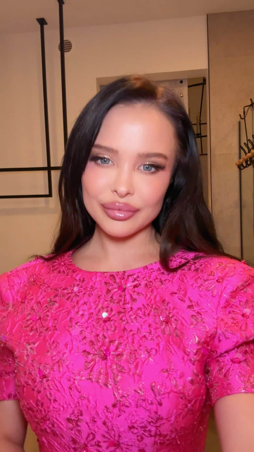 Mara Teigenのインスタグラム：「Holiday vibes 💖 Like and comment on this video if you want me to keep making more 💖」