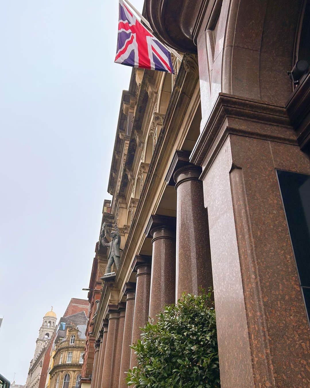 寺川里奈さんのインスタグラム写真 - (寺川里奈Instagram)「The Beatlesの聖地in Liverpool Part7🇬🇧  Liverpoolでは念願のHard Days Night Hotelに宿泊しました。 ビートルズのホテルです🏨  それぞれの部屋にビートルズの絵画が飾られていて、デザインが全部違うから楽しみにしてたんだけど、私の部屋はジョージの幼少期の絵でした！（最初だれ？ってなった🤣） ホテルのレストランやbarではビートルズのタイトルのお酒も飲めるので、 私はHelpを飲んでみたよ🍸  BGMはもちろん、どこもかしこもビートルズだらけ。 ビートルズファンの方はぜひ一度泊まってみてくださーい！！🫶 #thebeatles  #harddaysnighthotel  #liverpool」11月19日 23時10分 - rina_terakawa