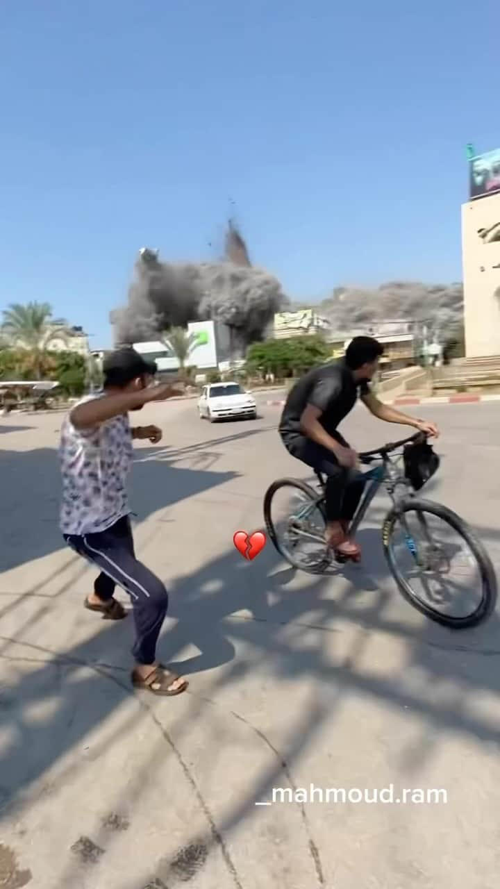 ゲームのインスタグラム：「Destruction equivalent of two nuclear bombs According to the Euro-Med Human Rights Monitor, Israel has dropped more than 25,000 tonnes of explosives on the Gaza Strip since October 7, equivalent to two nuclear bombs. In comparison, the Little Boy nuclear bomb dropped by the United States on Hiroshima during World War II yielded 15,000 tonnes of high explosives and destroyed everything within a one-mile (1.6km) radius. The graphic below compares the cumulative explosive power of Israel’s bombs dropped on Gaza to other powerful ex-plosions.」