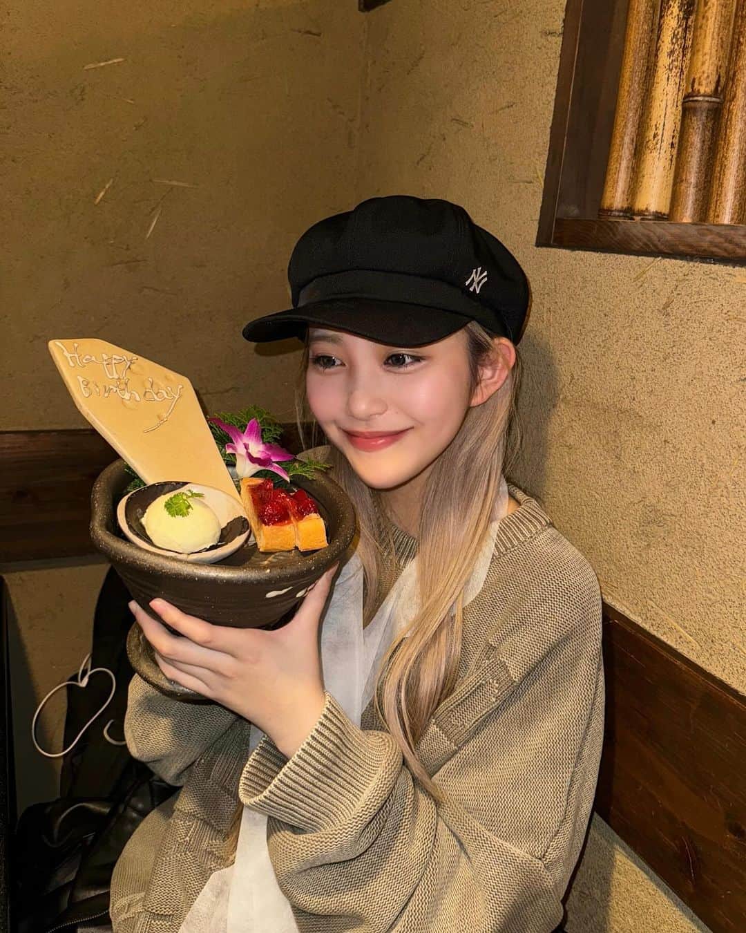 荒武凜香のインスタグラム：「誕生日のお祝いメッセージ沢山ありがとうございます😭💞 20歳になりました🫶🏻 Today is my birthday! Thank you for all the messages. I'm very happy! I will continue to do my best.ଘ(੭ˊ꒳​ˋ)੭✧」