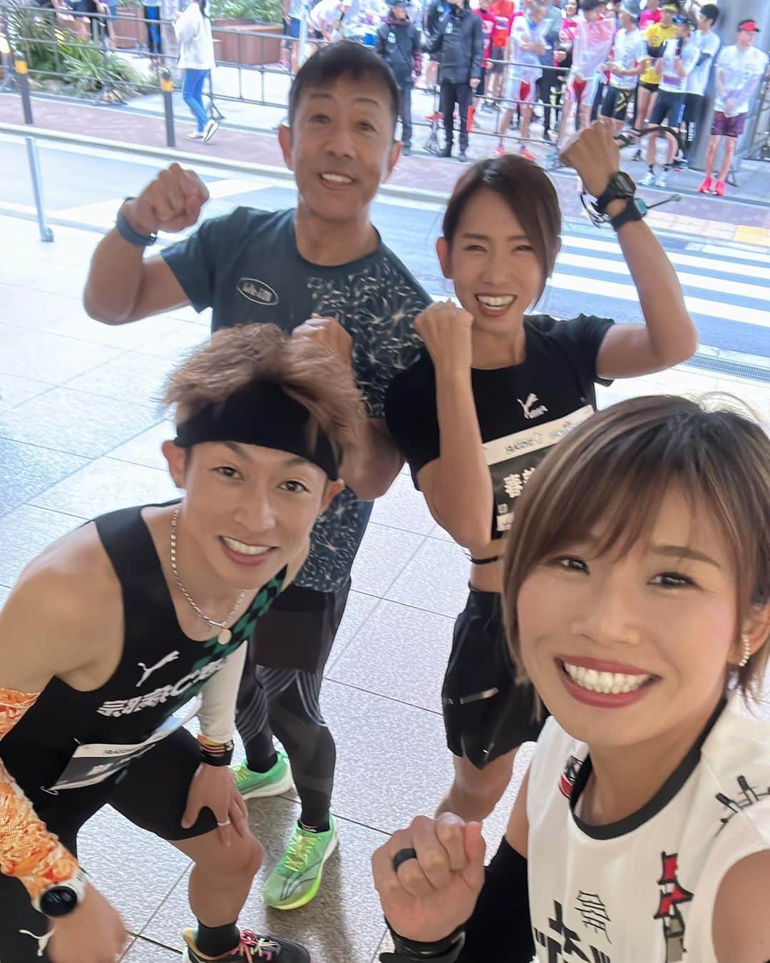 きゃっするひとみーさんのインスタグラム写真 - (きゃっするひとみーInstagram)「たくさんのビッグレースの裏で。 こちらも階段界のビッグレース。 #ステアクライミングジャパンサーキット  いわゆる階段マラソン！の世界選手権大会でもあった大阪大会にゲストランナーとして走って？！登って？！きました。😂  大阪を拠点に活動する私にとって、大阪城のお堀を泳ぐのとあべのハルカスを自分で駆け上がったことがある。この二つはやっぱりいつかはしてみたい夢！！ ネタ的にも最高😂  今回一つを叶えるチャンス！！ 前回参加した中部電力ミライタワー（名古屋のテレビ塔）の約３倍！ 300mもあるハルカス、階段は1610段を登るんよ。  #未知との遭遇   今回は世界選手権、エリート選手の走りを先に見ることができた！！！マラソンとまた違う体つきなのも面白い。 階段王と世界のずーみんの優勝最高だったー🏆✨  事前の練習会もやし、スタート前にもたくさんアドバイスを聞いて。 【初めから飛ばしたら地獄見る。】 のを肝に銘じ。笑 今回もセルフで動画撮りながら登りました！  マラソンが速い人がこの競技で通用する世界でもないのも不思議で。  マラソン＝めっちゃしんどい ってイメージかもやけど、 階段はハルカスが好き！とか、一回登ってみたいやん！とか、マラソンは長いけどこれなら頑張れそうやん！とか。 いろんな方が階段おもしろいやん！っておもってもらえたらいいな😂  動画はまた後日❤️ 最後60階に到達するのだけ9枚目に置いてるから見てみて！！！！  今回もかっこよすぎる演出。 森脇健児さんのトークやSHINGO★西成さんのライブも良かった🥰今回初ゲストの福田穣さんと下門美春さんも、やっぱり一流選手の走りはエリート選手も興味津々で！！ それぞれのタイムや走りは @jo_fukuda  @38shimo  こちらでみてみてね❤️  スタート前に見上げたハルカスは高すぎてびびりまくったけど😂ゴール後に見下ろす大阪の街はまたいつもと違って見えた❤️  今回も最高に楽しかったーー！！！ ほんまにこれは経験して欲しいしんどさとたのしさです。  Yahooニュースにも書いてもらったよー🥰  #あべのハルカス #あべのハルカス展望台  #大阪 #大阪観光  #sjc #ステアクライミング階段マラソン  #ステアクライミング #階段マラソン #森脇健児 #福田穣 #下門美春  #きゃっするひとみー」11月19日 23時17分 - takaxjumppp