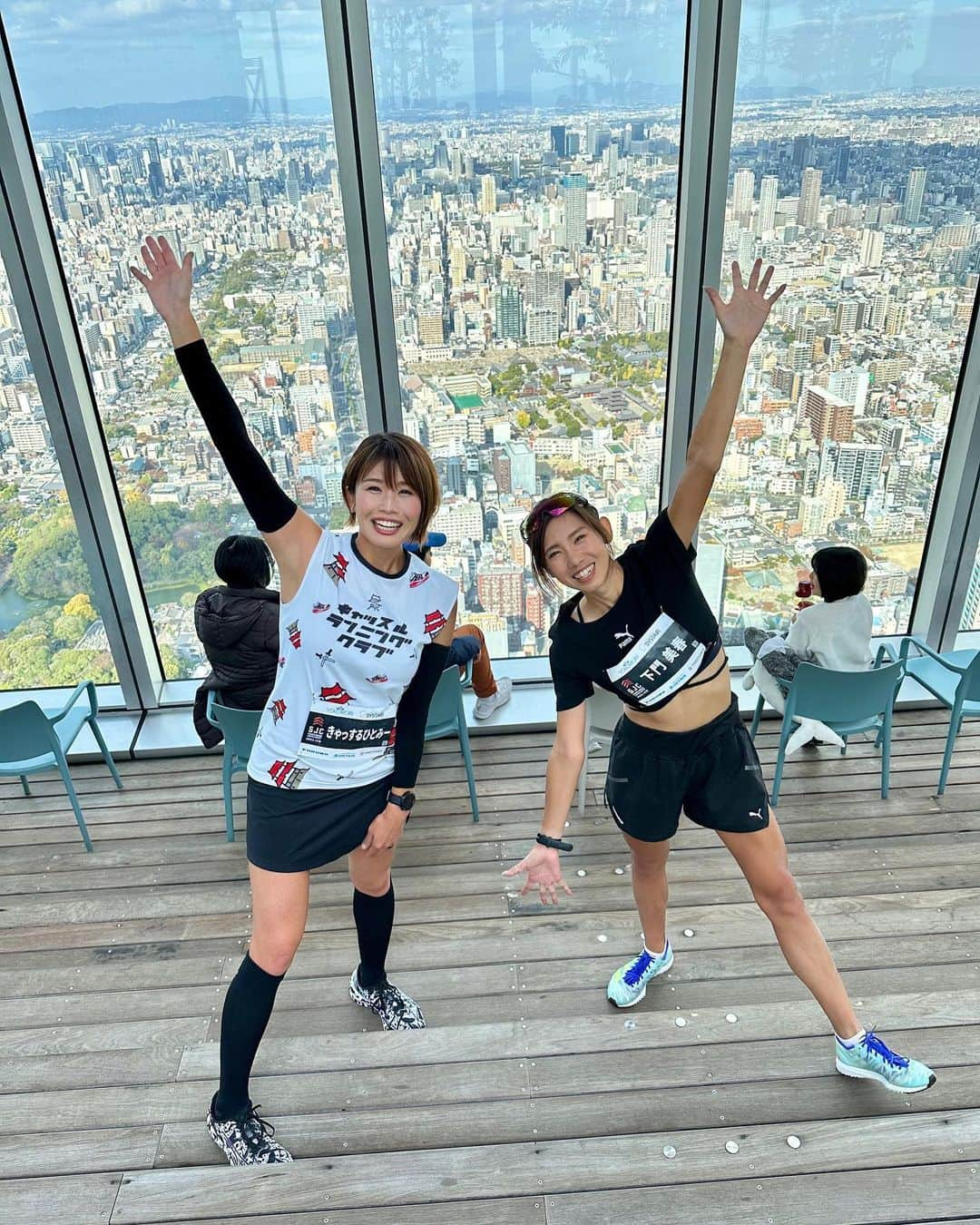 きゃっするひとみーさんのインスタグラム写真 - (きゃっするひとみーInstagram)「たくさんのビッグレースの裏で。 こちらも階段界のビッグレース。 #ステアクライミングジャパンサーキット  いわゆる階段マラソン！の世界選手権大会でもあった大阪大会にゲストランナーとして走って？！登って？！きました。😂  大阪を拠点に活動する私にとって、大阪城のお堀を泳ぐのとあべのハルカスを自分で駆け上がったことがある。この二つはやっぱりいつかはしてみたい夢！！ ネタ的にも最高😂  今回一つを叶えるチャンス！！ 前回参加した中部電力ミライタワー（名古屋のテレビ塔）の約３倍！ 300mもあるハルカス、階段は1610段を登るんよ。  #未知との遭遇   今回は世界選手権、エリート選手の走りを先に見ることができた！！！マラソンとまた違う体つきなのも面白い。 階段王と世界のずーみんの優勝最高だったー🏆✨  事前の練習会もやし、スタート前にもたくさんアドバイスを聞いて。 【初めから飛ばしたら地獄見る。】 のを肝に銘じ。笑 今回もセルフで動画撮りながら登りました！  マラソンが速い人がこの競技で通用する世界でもないのも不思議で。  マラソン＝めっちゃしんどい ってイメージかもやけど、 階段はハルカスが好き！とか、一回登ってみたいやん！とか、マラソンは長いけどこれなら頑張れそうやん！とか。 いろんな方が階段おもしろいやん！っておもってもらえたらいいな😂  動画はまた後日❤️ 最後60階に到達するのだけ9枚目に置いてるから見てみて！！！！  今回もかっこよすぎる演出。 森脇健児さんのトークやSHINGO★西成さんのライブも良かった🥰今回初ゲストの福田穣さんと下門美春さんも、やっぱり一流選手の走りはエリート選手も興味津々で！！ それぞれのタイムや走りは @jo_fukuda  @38shimo  こちらでみてみてね❤️  スタート前に見上げたハルカスは高すぎてびびりまくったけど😂ゴール後に見下ろす大阪の街はまたいつもと違って見えた❤️  今回も最高に楽しかったーー！！！ ほんまにこれは経験して欲しいしんどさとたのしさです。  Yahooニュースにも書いてもらったよー🥰  #あべのハルカス #あべのハルカス展望台  #大阪 #大阪観光  #sjc #ステアクライミング階段マラソン  #ステアクライミング #階段マラソン #森脇健児 #福田穣 #下門美春  #きゃっするひとみー」11月19日 23時17分 - takaxjumppp