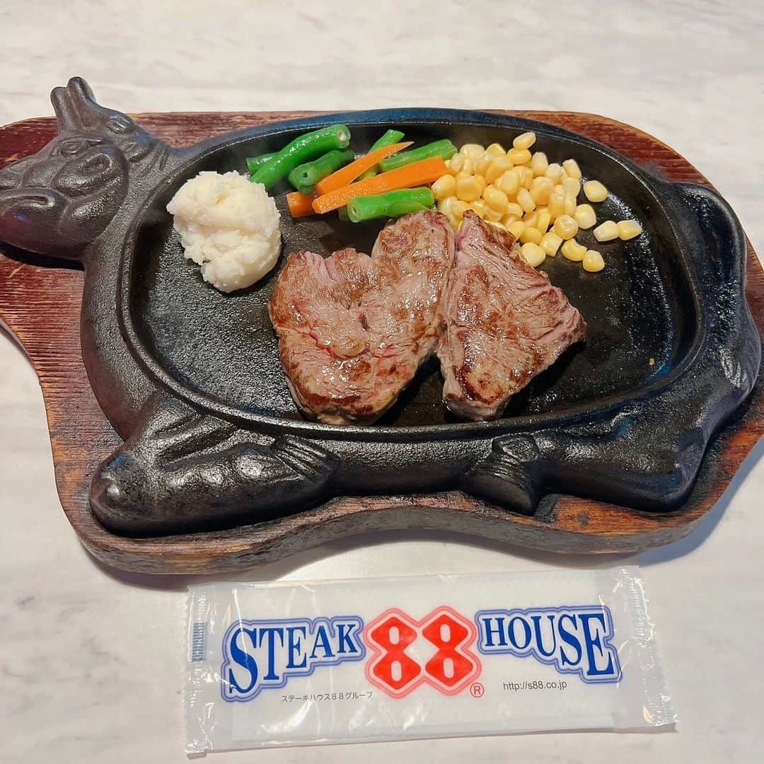 たかはしゆいさんのインスタグラム写真 - (たかはしゆいInstagram)「そーいえば… この前の沖縄旅行✈️の写真を全然アップ⤴️してなかったー💦 初日は、市内に泊まったから 国際通りからの88🍖 とろける柔らか〜いお肉も好きだけど肉肉しい『お肉食べてる〜』って感じのお肉も好き❤️ ・ #沖縄旅行 #✈️ #旅行 #88 #肉好き #旅 #国際通り #たかはしゆい」11月19日 23時17分 - t.yuirin