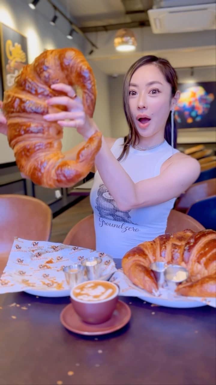 松岡李那のインスタグラム：「This is what I wanted to do in KL🇲🇾 Most huge croissant I’ve never seen 🥐🤣❤️ I Love Croissants 🥐🐷💕 So difficult to eat but Super Happy😆😆😆 #毎日投稿challenge @linahxoxo 💕 #croissant #クロワッサン #巨大クロワッサン #kl #malaysia」