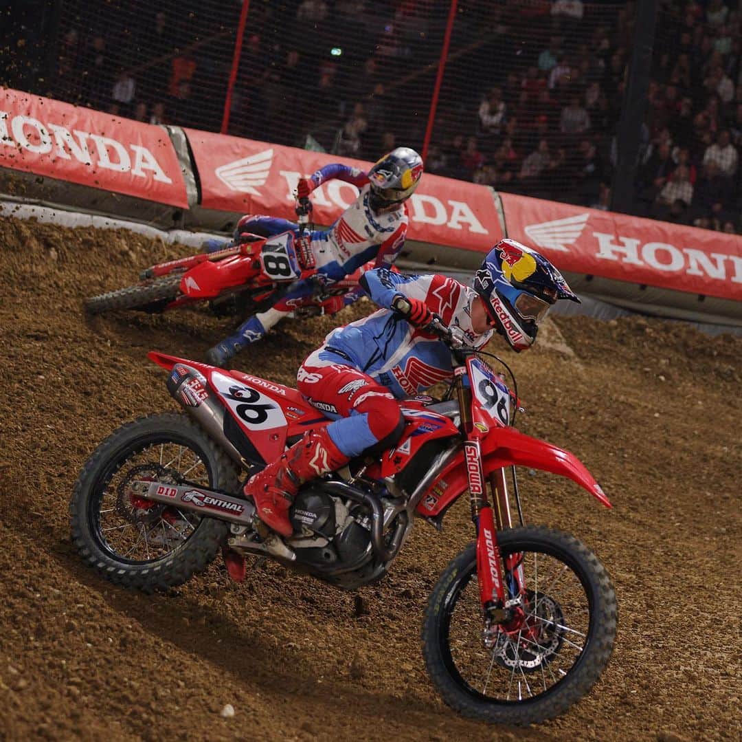 Racer X Onlineのインスタグラム：「Lawrence battle at the end of SX1 Race 1 🔥 Jett worked his way through the pack but was unable to out smart Hunter in the final corner. Hunter Lawrence would take the Race 1 win 🏁 @supercross_de_paris Photos @crunch724 #ParisSupercross」
