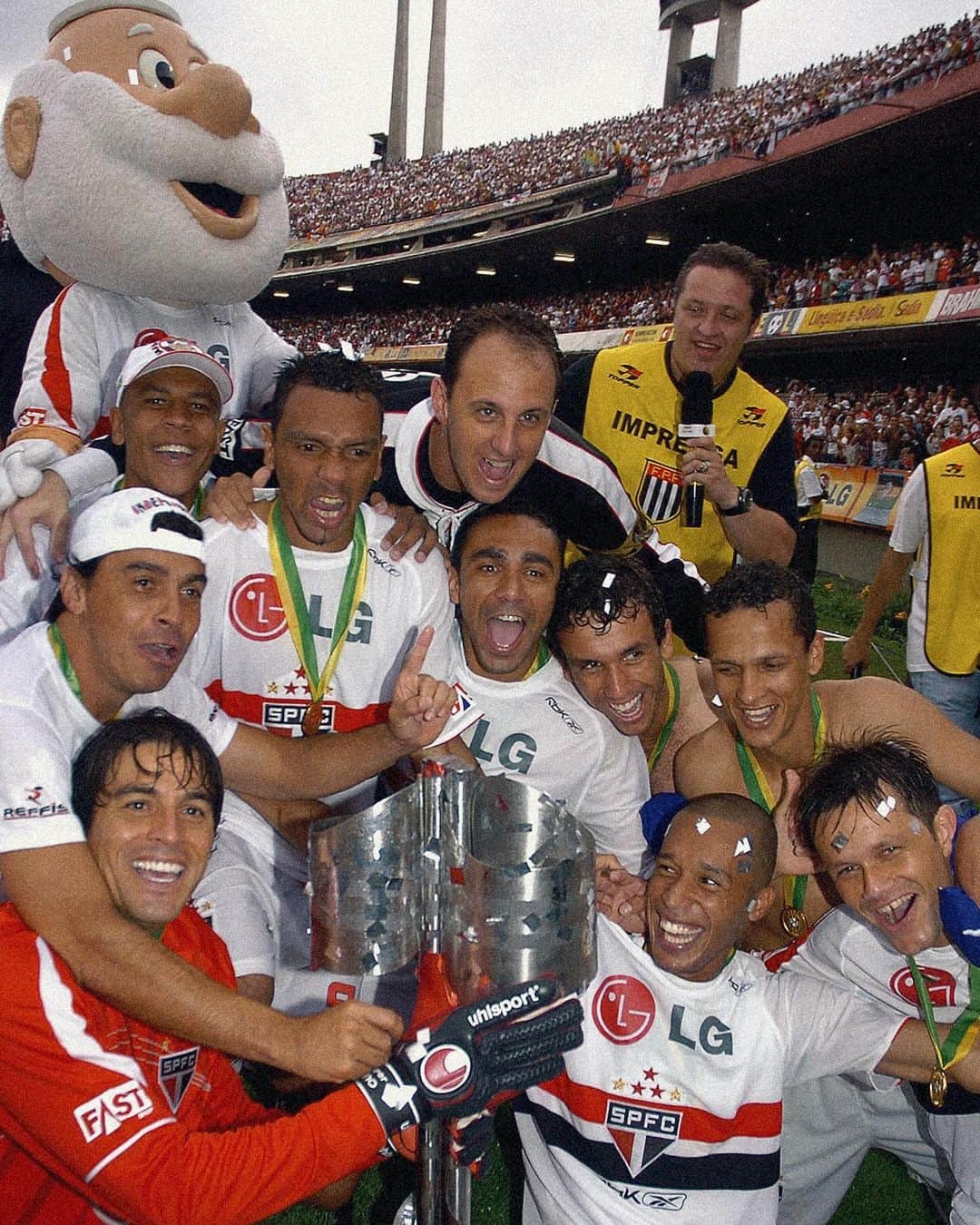 ミランダさんのインスタグラム写真 - (ミランダInstagram)「O primeiro Brasileirão a gente nunca esquece! Lá se vão 17 anos e o orgulho por ter sido parte dessa história continua o mesmo, @saopaulofc ❤️🇾🇪」11月19日 23時20分 - miranda023
