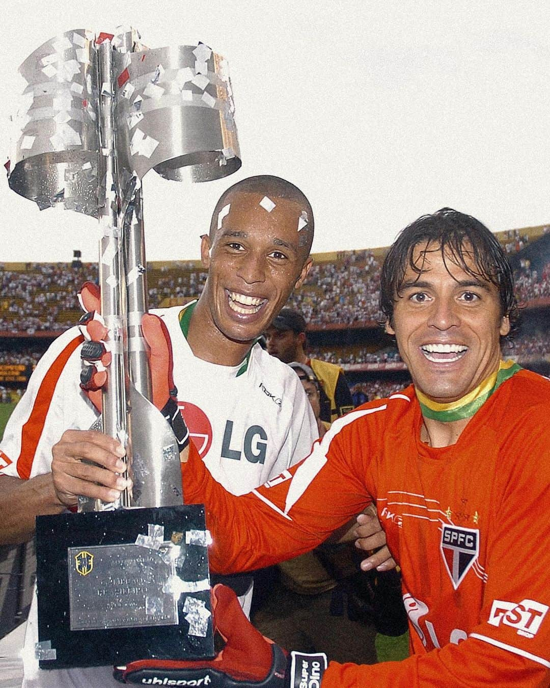 ミランダのインスタグラム：「O primeiro Brasileirão a gente nunca esquece! Lá se vão 17 anos e o orgulho por ter sido parte dessa história continua o mesmo, @saopaulofc ❤️🇾🇪」