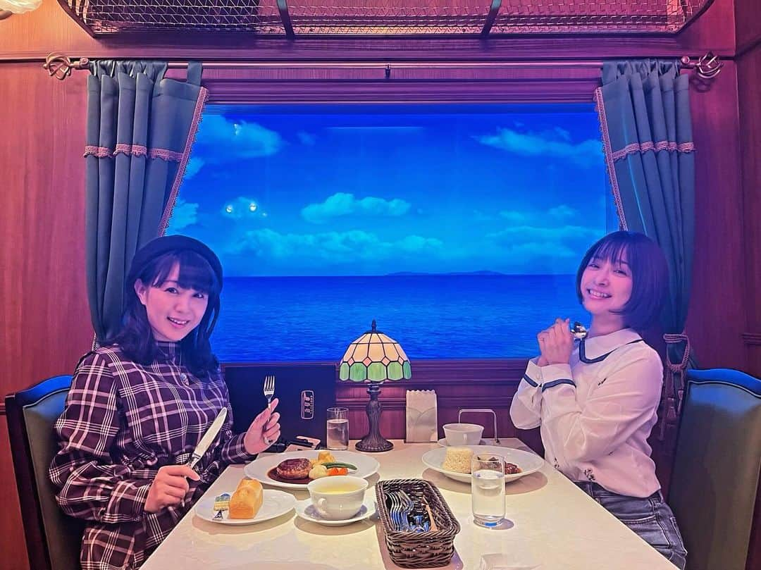 七海ななさんのインスタグラム写真 - (七海ななInstagram)「プロジェクションマッピングで魅せる四季折々の美しい景色はもちろん、隠れキャラクターを探すのもとても楽しかったので小さなお子様にもオススメスポットでした😳✨  食堂車は鉄道館でしか見たことが無かったので、体感できてとても嬉しかったです✨ 皆様は、乗ったことありますか❓  #食堂車レストラン黄昏号 #西武園ゆうえんち #隠れキャラクター #みひろ　#七海なな #子連れスポット #豪華列車　#食堂車 #レトロ #1960年代　#映え #プロジェクションマッピング」11月19日 23時30分 - nana_nanaumi