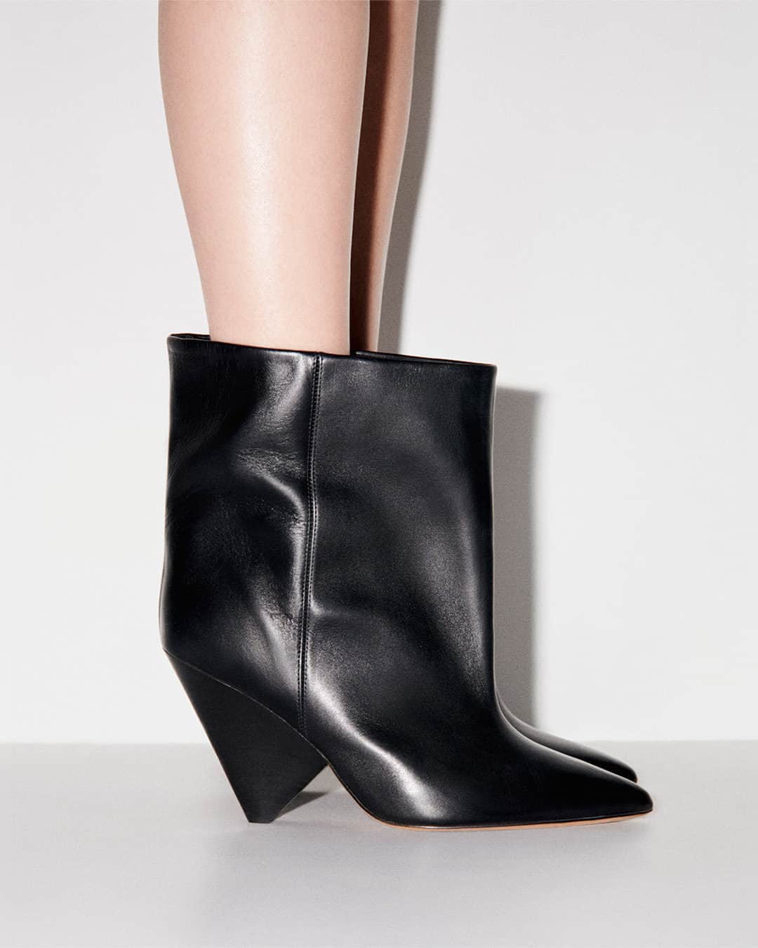 ネッタポルテのインスタグラム：「MAJOR STEP: Freshly glazed @isabelmarant 'Miyako' boots are ready for your next night out.  Tap the link in bio to shop at #NETAPORTER.」