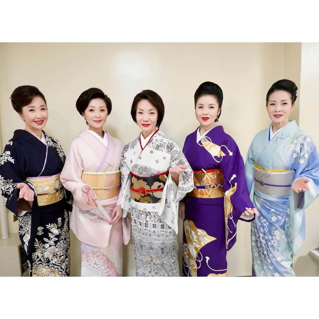 伍代夏子さんのインスタグラム写真 - (伍代夏子Instagram)「今日はNHKホールにて「演歌フェス2023」の公録📺 何年ぶりかの５人娘です😅 切なくなるほど懐かしい時代を駆け抜けた仲間…です😌 #演歌フェス2023  #長山洋子 さん #坂本冬美 さん #香西かおり さん #藤あや子 さん #伍代夏子」11月19日 23時25分 - natsuko_godai_official