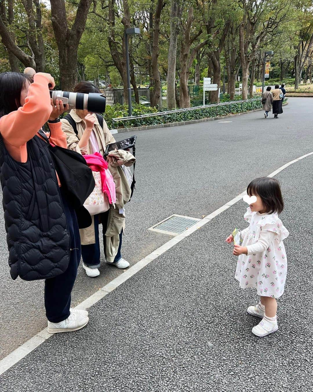 泉マリコさんのインスタグラム写真 - (泉マリコInstagram)「今週は暑かったりめちゃくちゃ寒かったり、何を着れば良いのか本当に迷う日々でしたね🥹 . そして次女を撮影に連れて行くウィークでもあり、この日は次女にも少し撮影に参加してもらいました📸 春らしい服装で🌷とのことで。私は冬服への衣替えも完了してないので、春服を探すのは楽でした✌️ . 次女は地元にいる時はとてもやんちゃなのですが、ベビーカーで現場への移動中は母の指示にしっかり従ってくれて驚き😳いざという時に空気の読める女なんだね…‼︎ 撮影中は現場の方にじゃがりこを配ってご満悦🤣連日のお出かけ、よく頑張りました👏 . 4月生まれの次女は来年の春から幼稚園の3歳児クラスに通う予定なので、2人で色々な場所に行ける時間を大切にしたいと改めて感じています✨ . . #女の子ママ  #姉妹ママ #ママコーデ #アラフォーモデル #アラフォーママ #ママファッション #雑誌撮影 #春服撮影」11月19日 23時38分 - mariko_i0902