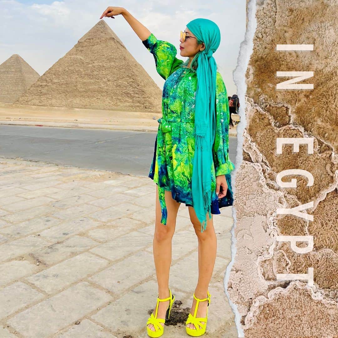 舞香さんのインスタグラム写真 - (舞香Instagram)「『エジプトでは孤独になれない話🇪🇬』  エジプトという国は  ・街を歩くと次々と話しかけられる  ・買い物する時は必ず価格交渉が必要  ・ちゃんと自己主張しないと勝手にラクダに乗せられる  最初は鬱陶しい、面倒くさい、怖い…なんて思っていたけど  最終日には「みんな親切でフレンドリーでいいなあ」ってなってました。  日本では誰とも会話せずに買い物や食事ができちゃうから 一人暮らしニートのわたしは「氣づいたら数日誰とも話してない」なんてザラにあるけど  この国では外に出て誰とも話さないのはほぼ不可能に近い  孤独になることができないエジプトでは、きっと誰も自殺しようなんて考えないんだろうな  人って孤独になると余計なこと考えだすから  そんな時は誰とでもいいからコミュニケーションをとってみるといいのかもね  日本でもみんなで繋がろう、みんなで生きよう  12月22日はみんなで家族に戻る日『創生縁日』だよ  たのしみだな！  追伸 ちなみに、ラクダが大の苦手なわたしは２枚目の写真を撮ったあとに 「降ろせーーー！わらわはプリンセスじゃ！プリンセスはラクダには乗らんのじゃ！馬車を用意せえ！」 と全力アピールしてて、エジプトにいくとメンタルがとっても鍛えられるなと実感しました😇  #エジプト  #ラクダ」11月19日 23時39分 - maika.mahou
