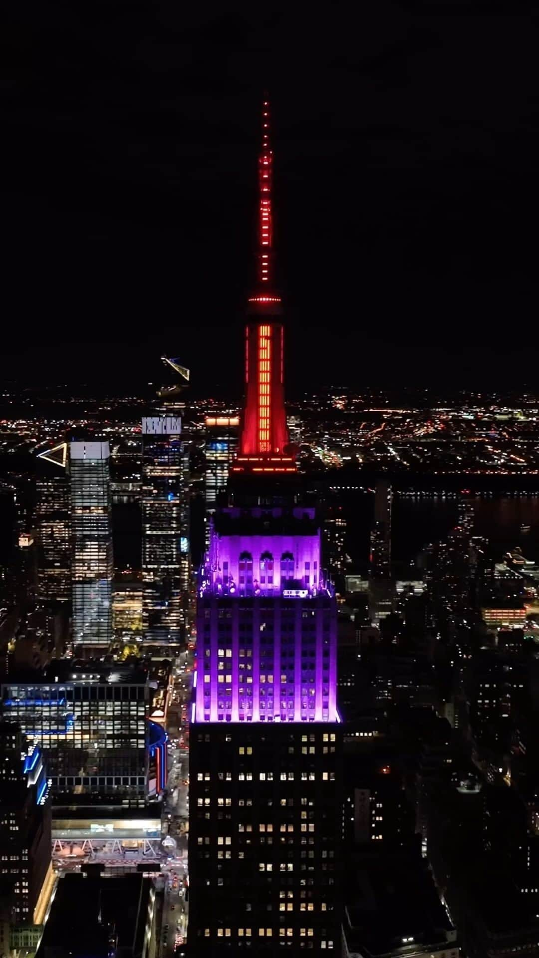 Empire State Buildingのインスタグラム：「Shining in purple and red in partnership with @lupusresearchalliance in honor of the Lupus Research Alliance Annual Gala」