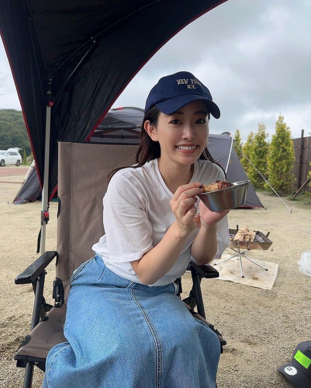 高野桃子のインスタグラム：「骨付き鶏肉はキャンプ飯界のスタメン⭐️だと思う  #キャンプ飯」