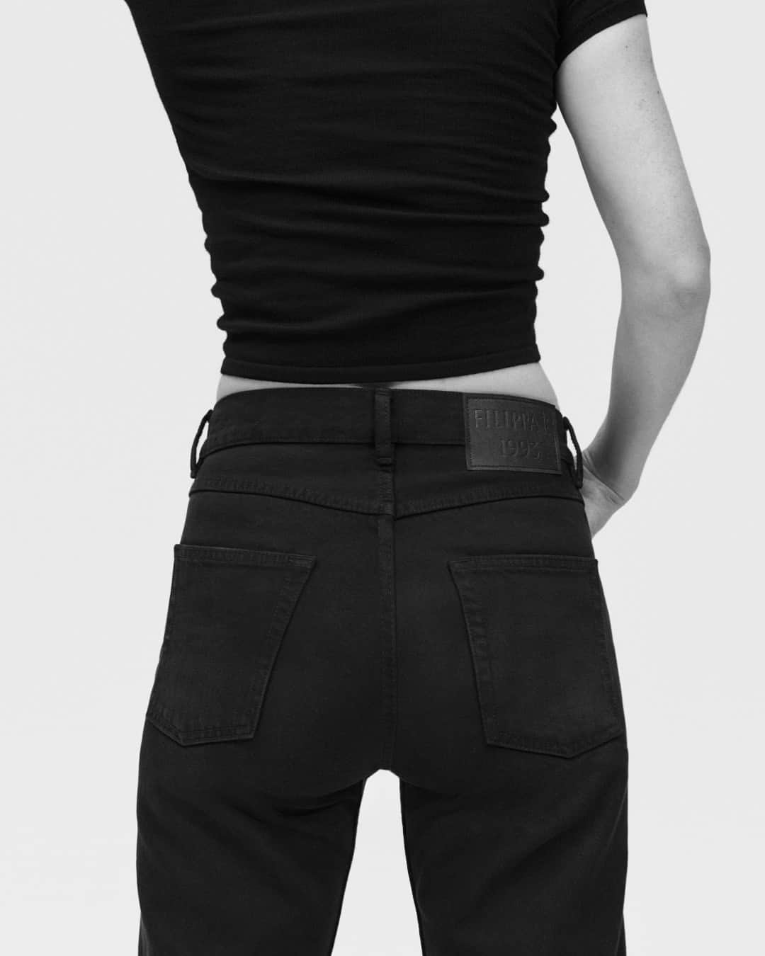 フィリッパコーのインスタグラム：「The FILIPPA K 1993 Capsule Collection pays homage to our founding decade, where iconic minimal silhouettes are crafted with a modern edge to create the ultimate 90s-for-now wardrobe  Available to shop in store and at filippa-k.com  Photographed by @valeriaherklotz Styled by @martinaalmquist Hair by @rudilewis Make by @anyadetobon_makeup Model @querellejansen #FILIPPAK #FILIPPAKAnniversary #FILIPPAK1993」