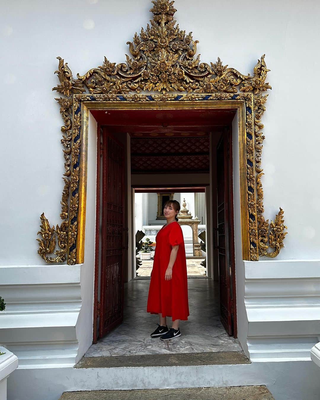 浅井未歩さんのインスタグラム写真 - (浅井未歩Instagram)「今、タイにいます🇹🇭  嘘です。 今日からちょっとずつ、旅の記録をInstagramに投稿していこうと思います！ 実は去年今年と色々いってました！今になってやっと振り返ることができています😂  タイの三大寺院に数えられるワット・アルン。 建物に細かーく装飾されているタイルが全て手作業で行われたということにただただ、驚くばかり。 大巨塔は75メートル(ビルで例えると25階ぐらいの高さ😨) 途中まで階段で登ってみたけど、怖すぎた😨  タイ古式マッサージの総本山であり、 巨大な涅槃仏で知られるワット・ポー。 足の裏に煩悩の絵が108個描かれています。  なんか、語彙力ないんだけど、 建物だいたい金色だし、装飾細かいし、 建物の凄さにただただ圧巻でした。  トゥクトゥク🛺楽しかった✨ あとマクドナルドがコップンカーしてるの可愛かった🍔 道路は毎日渋滞！タイで車の運転は無理だなと思った😂 でも今思えばあの渋滞も懐かしい🇹🇭  つづく  #ワットポー #ワットアルン #タイ旅行」11月19日 23時43分 - asaimiho____24