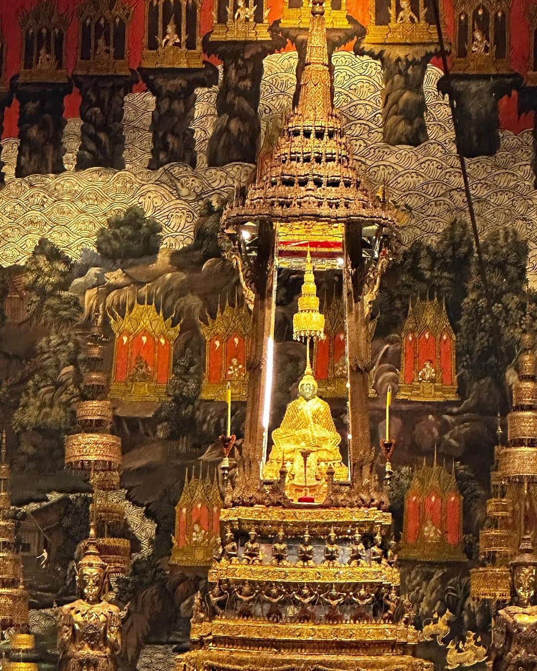 浅井未歩さんのインスタグラム写真 - (浅井未歩Instagram)「今、タイにいます🇹🇭  嘘です。 今日からちょっとずつ、旅の記録をInstagramに投稿していこうと思います！ 実は去年今年と色々いってました！今になってやっと振り返ることができています😂  タイの三大寺院に数えられるワット・アルン。 建物に細かーく装飾されているタイルが全て手作業で行われたということにただただ、驚くばかり。 大巨塔は75メートル(ビルで例えると25階ぐらいの高さ😨) 途中まで階段で登ってみたけど、怖すぎた😨  タイ古式マッサージの総本山であり、 巨大な涅槃仏で知られるワット・ポー。 足の裏に煩悩の絵が108個描かれています。  なんか、語彙力ないんだけど、 建物だいたい金色だし、装飾細かいし、 建物の凄さにただただ圧巻でした。  トゥクトゥク🛺楽しかった✨ あとマクドナルドがコップンカーしてるの可愛かった🍔 道路は毎日渋滞！タイで車の運転は無理だなと思った😂 でも今思えばあの渋滞も懐かしい🇹🇭  つづく  #ワットポー #ワットアルン #タイ旅行」11月19日 23時43分 - asaimiho____24