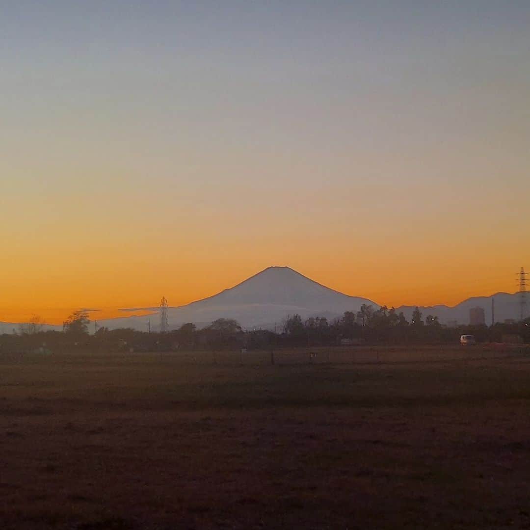 竹内都子さんのインスタグラム写真 - (竹内都子Instagram)「今日は富士山🗻キレイだったね～✴️ 夕焼けも‼️  #富士山  #夕焼け  #冬の景色  #犬の散歩」11月19日 23時43分 - miyako_ciao