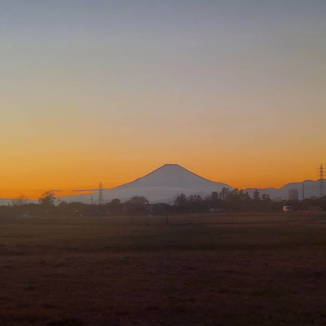 竹内都子のインスタグラム：「今日は富士山🗻キレイだったね～✴️ 夕焼けも‼️  #富士山  #夕焼け  #冬の景色  #犬の散歩」