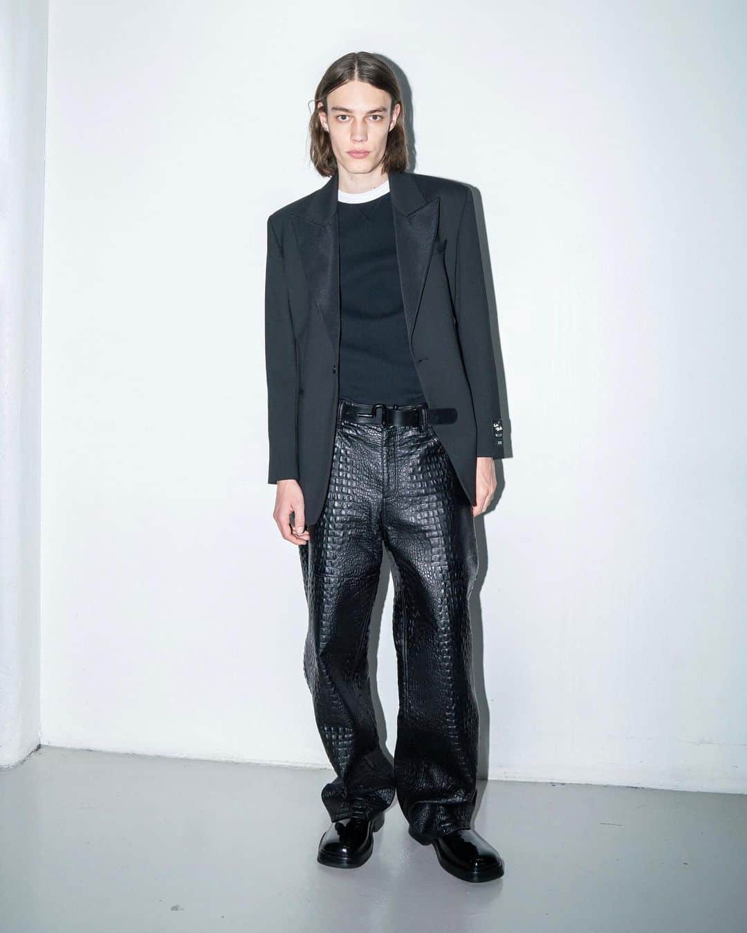 エイティーズのインスタグラム：「The Ezra tuxedo blazer has arrived. A unisex style with wide lapels and accented waist. Full look now available online and in store.」