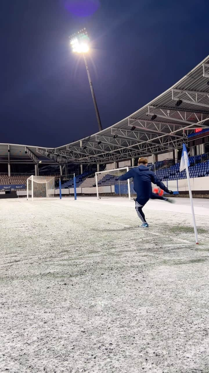 田中亜土夢のインスタグラム：「Trick of the day 🪄🎩👟➰🥅🥶❄️☃️ #football#footballskills#footballtricks#footballtechnique#jalkapallo#freestylefootball#フリースタイルフットボール」