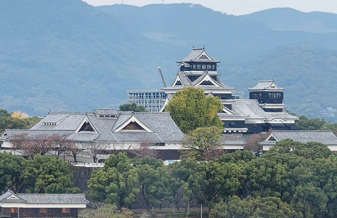 松本麻佑さんのインスタグラム写真 - (松本麻佑Instagram)「熊本マスターズ2023🇯🇵🏰⁡ ⁡日本でできる貴重な国際大会はベスト4で終わってしまいました。⁡ ⁡会場に足を運んで下さった皆様、沢山の声援を送ってくださった皆様、本当にありがとうございました！⁡ ⁡負けてしまいましたが、応援のお陰で最後まで気持ちで負けず戦うことが出来ました。⁡ ⁡改めて応援の大事さに気付くことが出来ました。⁡ ⁡決勝戦は中国の国旗で真っ赤に染まってしまいましたが、めげずに日本チーム全体で必死に頑張っていきます。⁡ ⁡これからも暖かく見守って頂ければなと思います😊⁡ ⁡またすぐ始まる中国オープンへ向けて明日出発します！⁡ ⁡自分を超えられるよう頑張ってきます🇯🇵⁡ ⁡⁡ ⁡⁡ ⁡⁡ ⁡⁡ ⁡#kumamotomasters2023 ⁡ ⁡#yonex ⁡ ⁡#nagamatsu⁡ ⁡#matsumoto⁡ ⁡#熊本城⁡ ⁡#くまもん」11月19日 23時51分 - m_mayu787